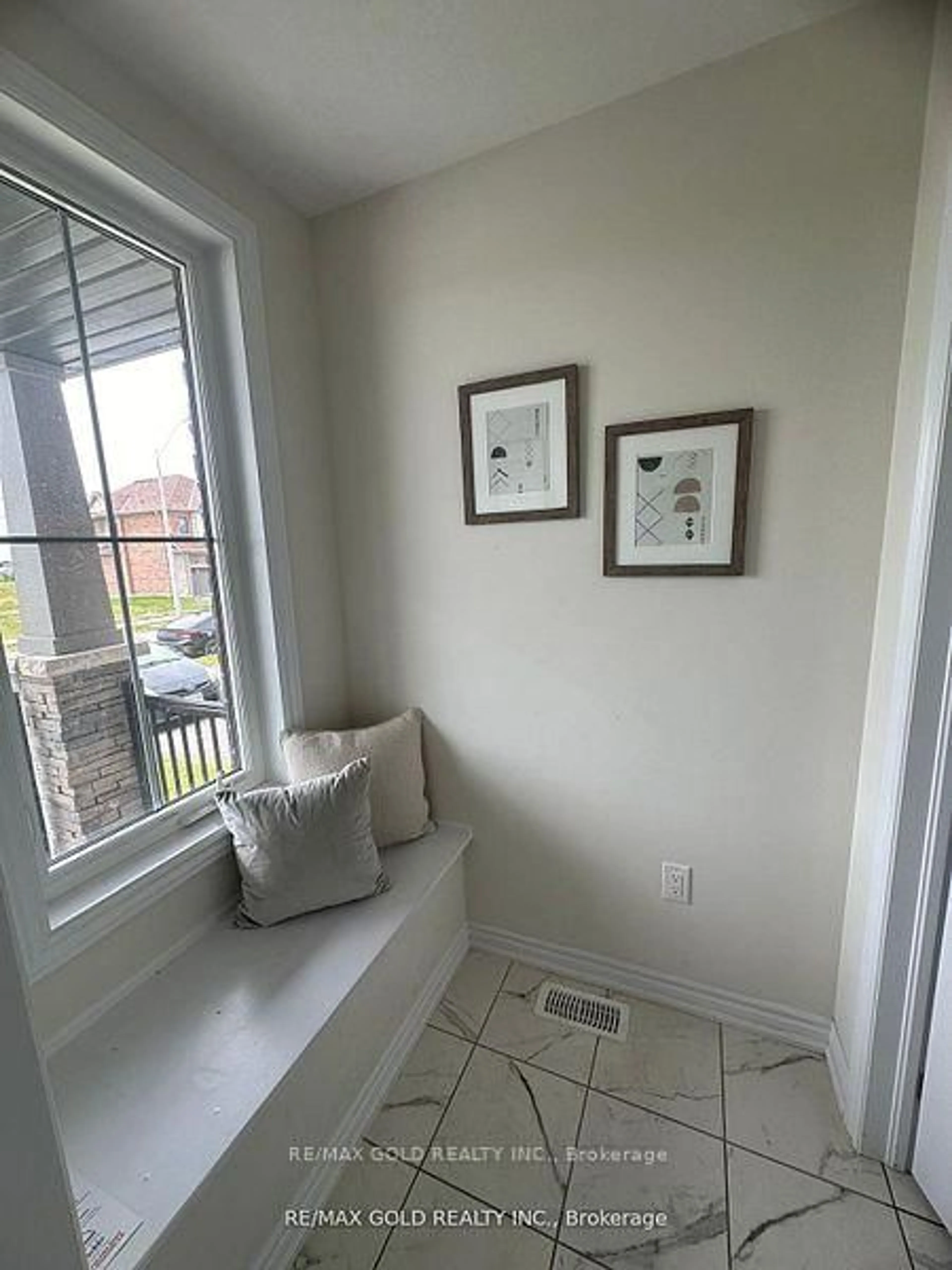 Indoor entryway for 121 Explorer Way, Thorold Ontario L2E 6S4