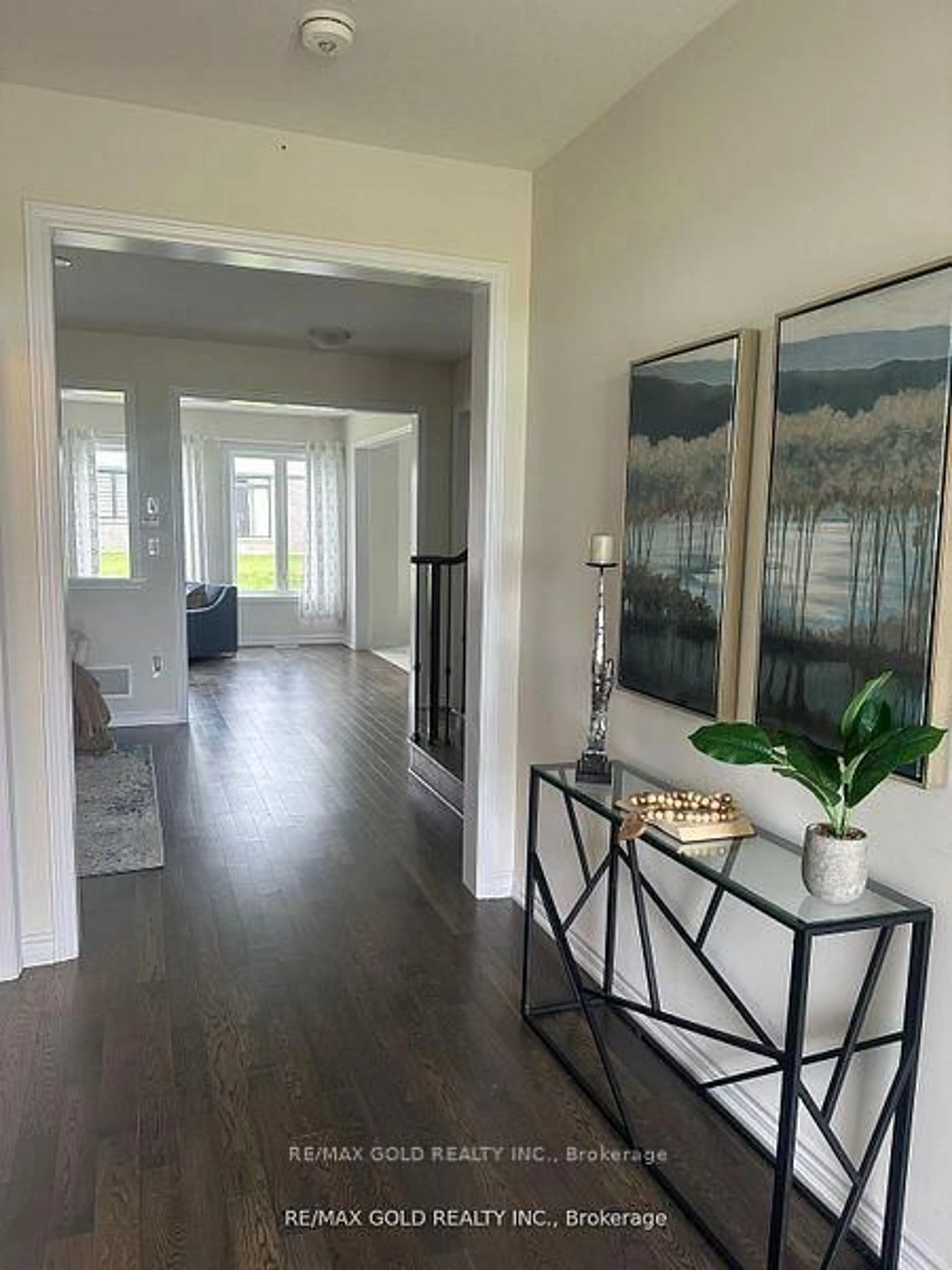 Indoor entryway for 121 Explorer Way, Thorold Ontario L2E 6S4