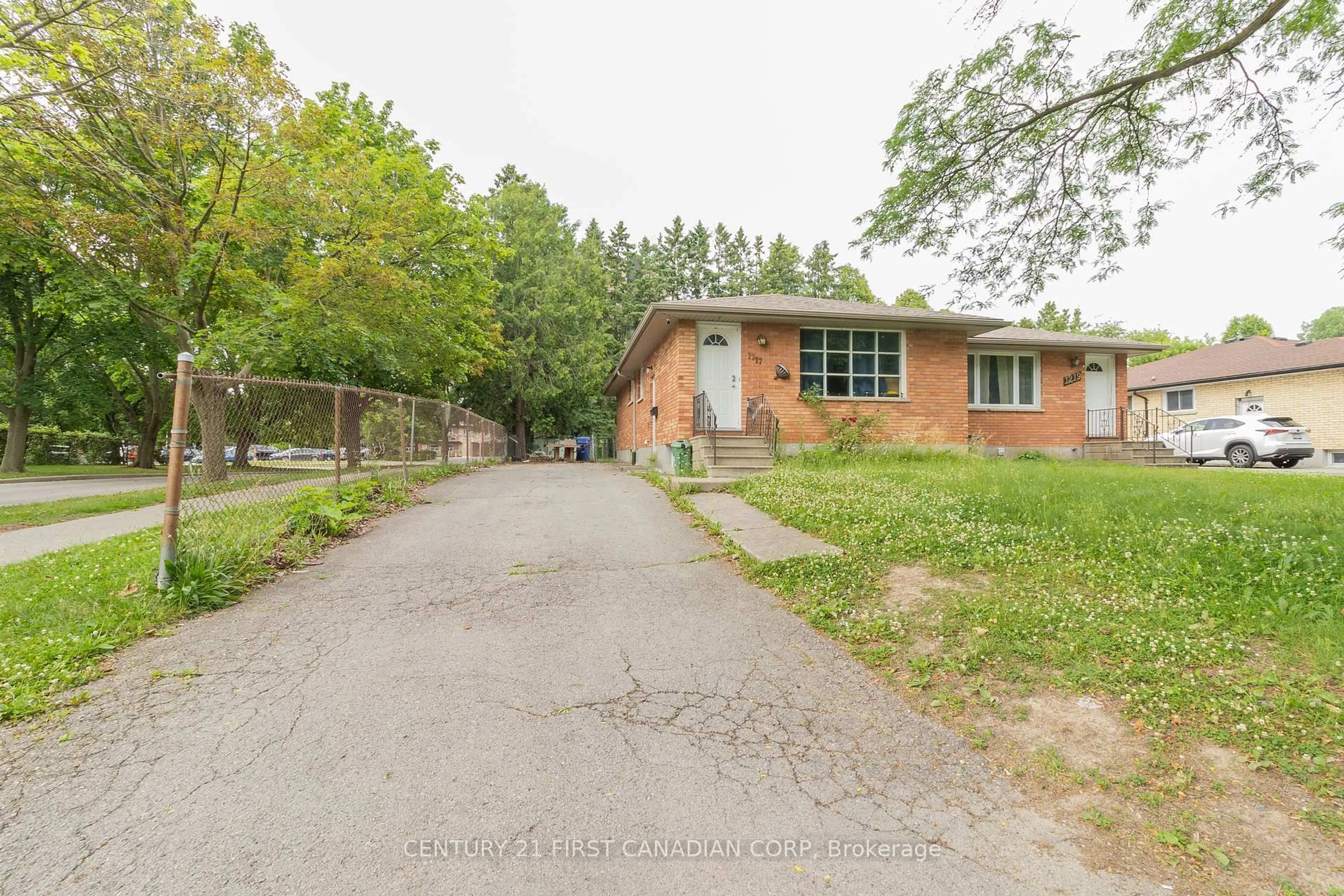 A pic from outside/outdoor area/front of a property/back of a property/a pic from drone, street for 1217 Victoria Dr, London East Ontario N5Y 4E3