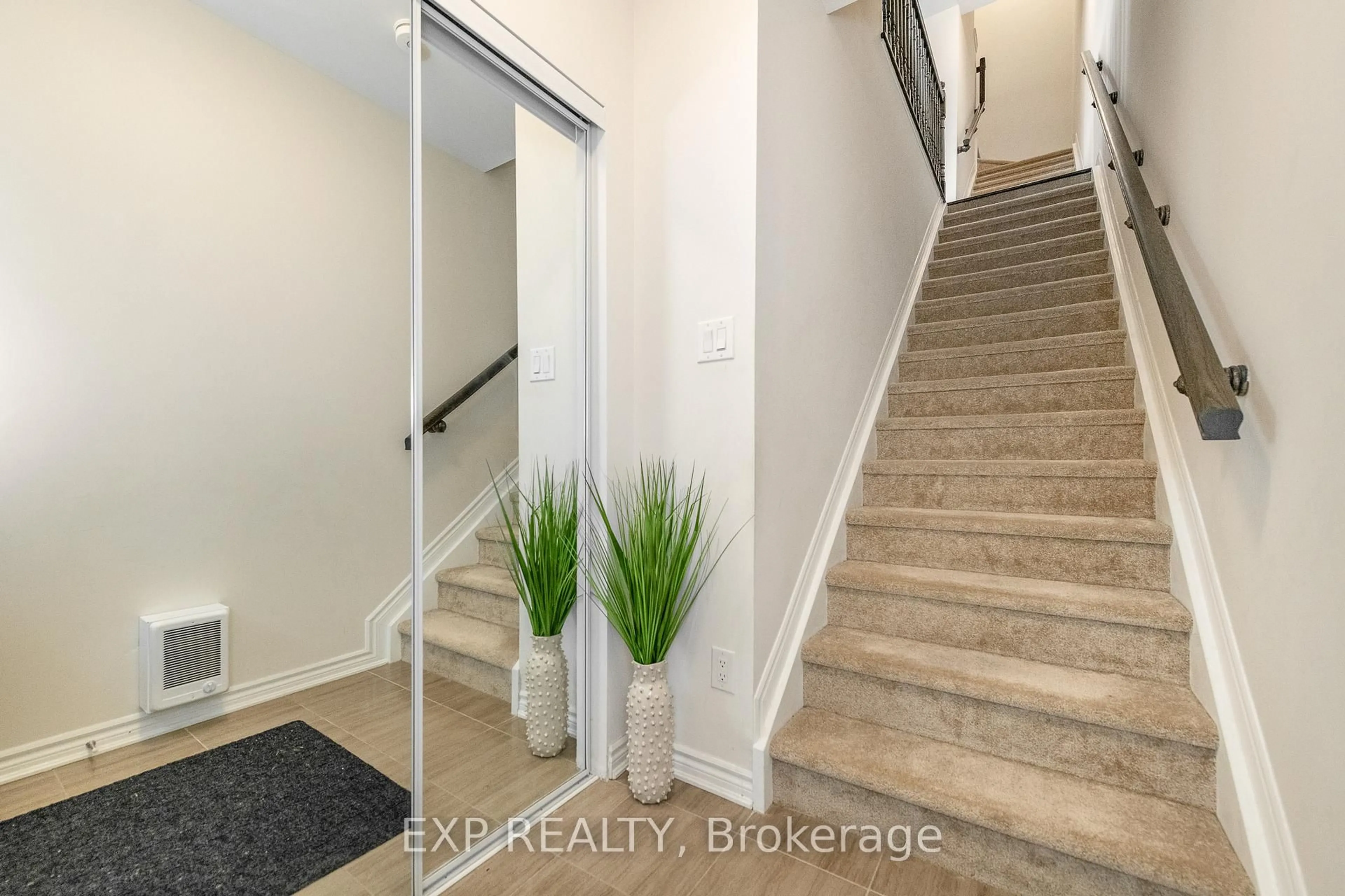 Indoor entryway for 723 Rouncey Rd, Ottawa Ontario K2V 0S2