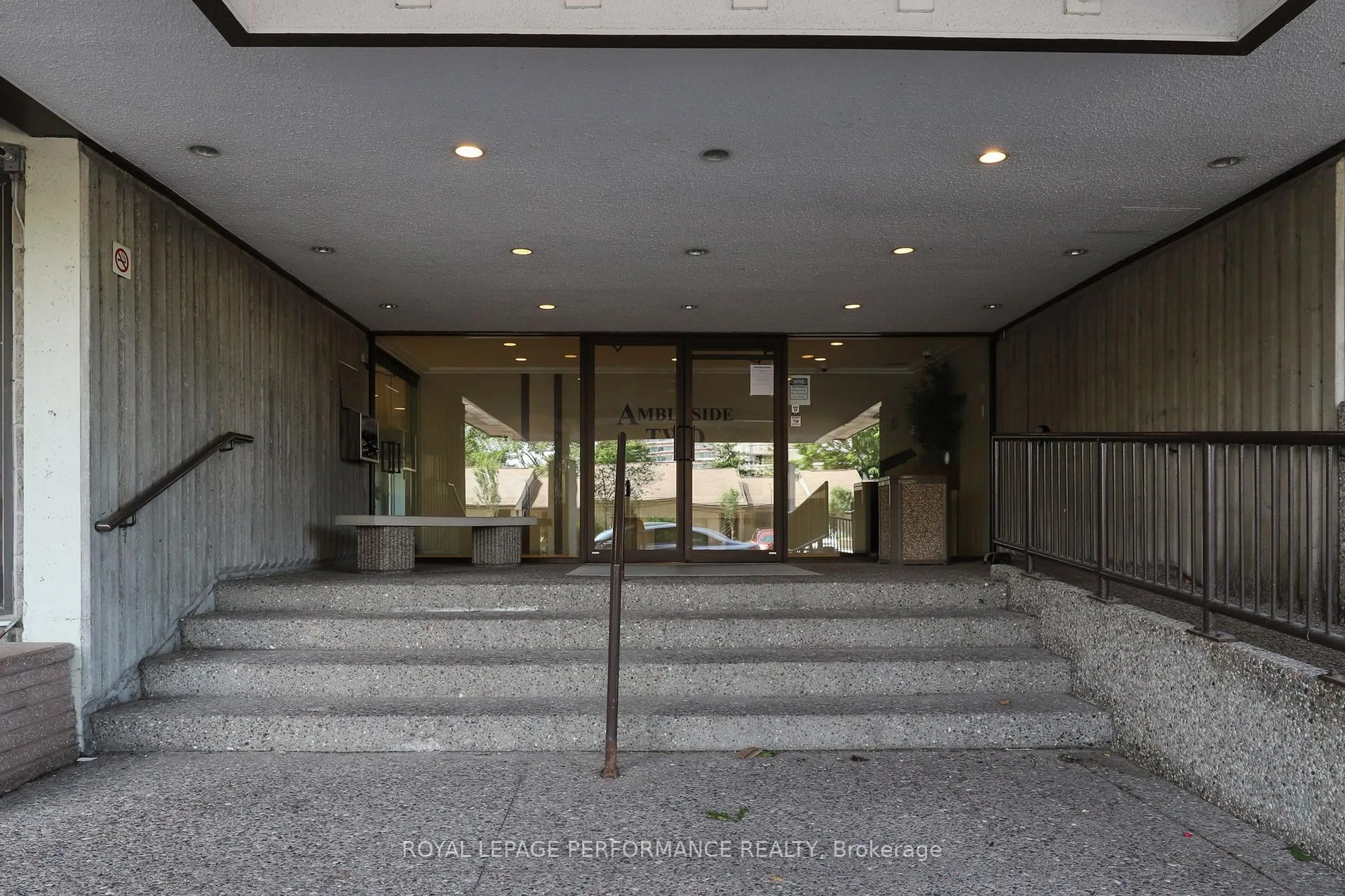 Indoor foyer for 1171 Ambleside Dr #1002, Ottawa Ontario K2B 8G6