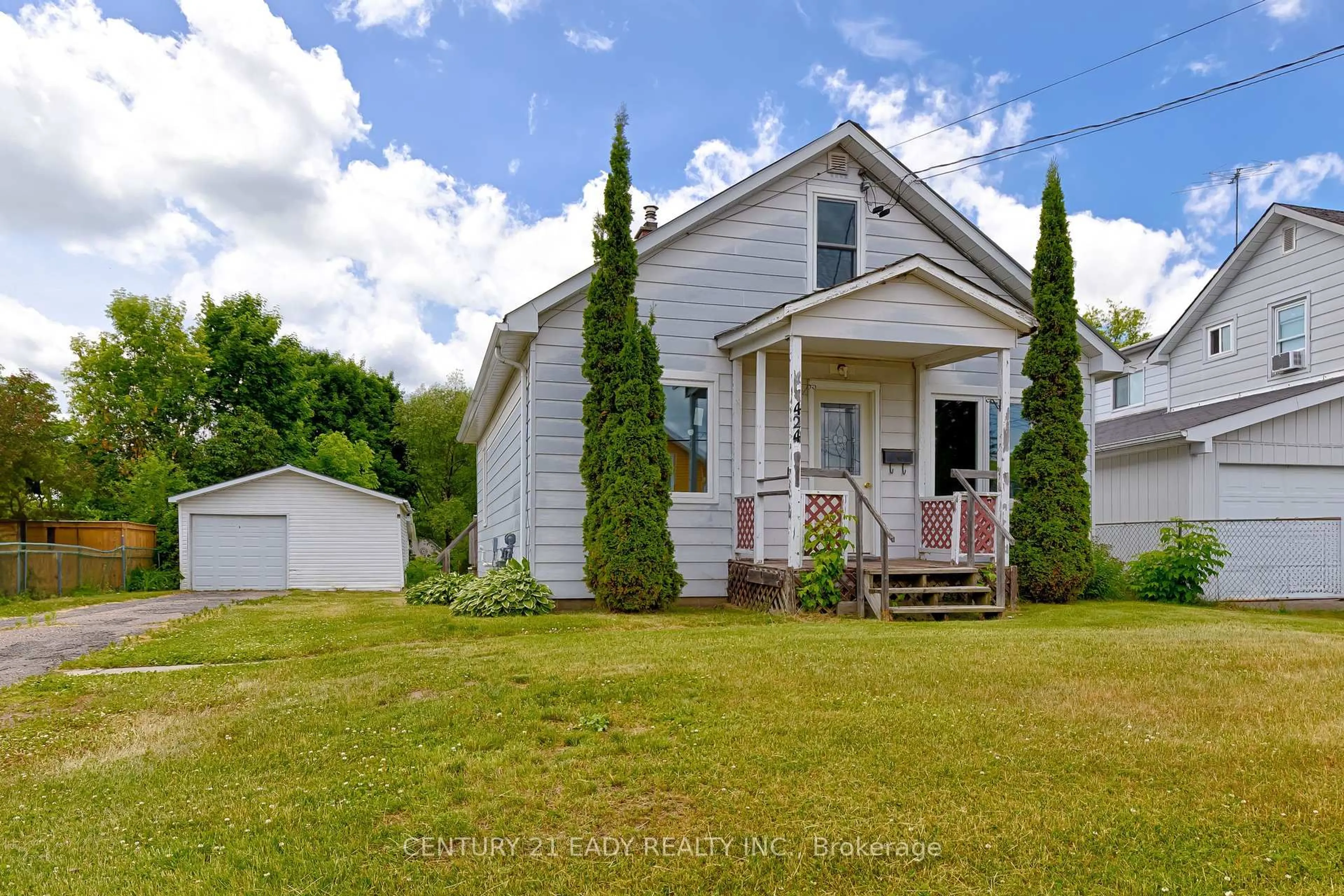 A pic from outside/outdoor area/front of a property/back of a property/a pic from drone, street for 424 Moore St, Renfrew Ontario K7V 1L9