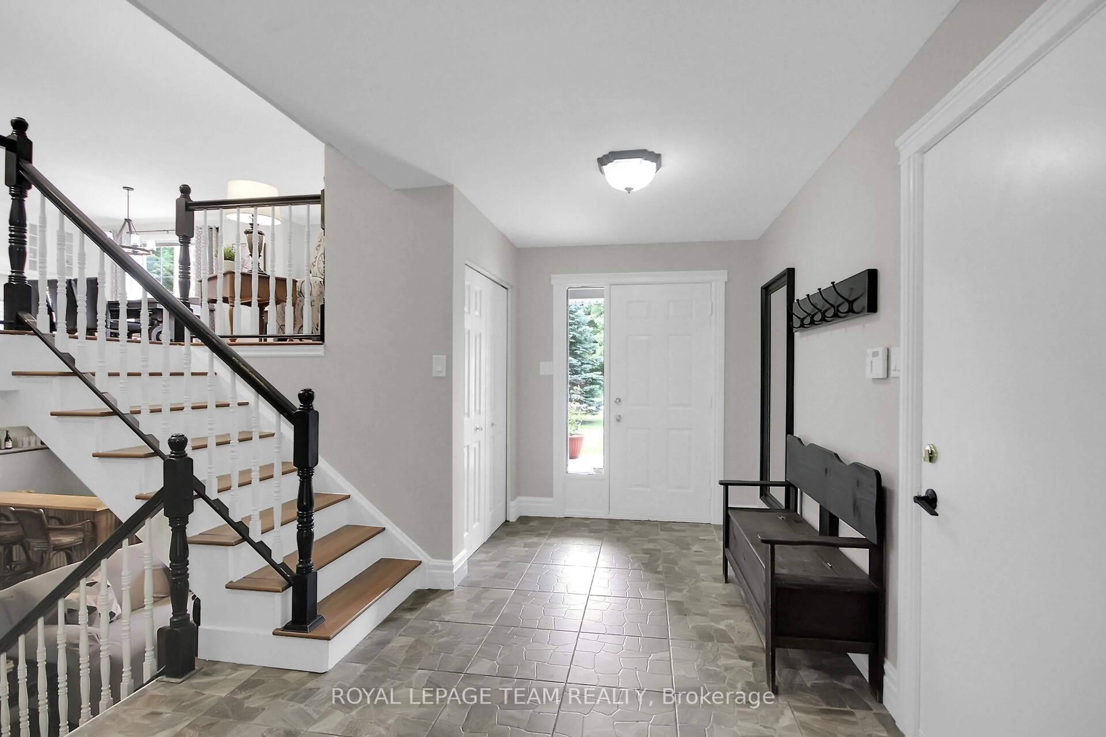 Indoor entryway for 3317 Wild Cherry Dr, Osgoode Ontario K0A 2W0