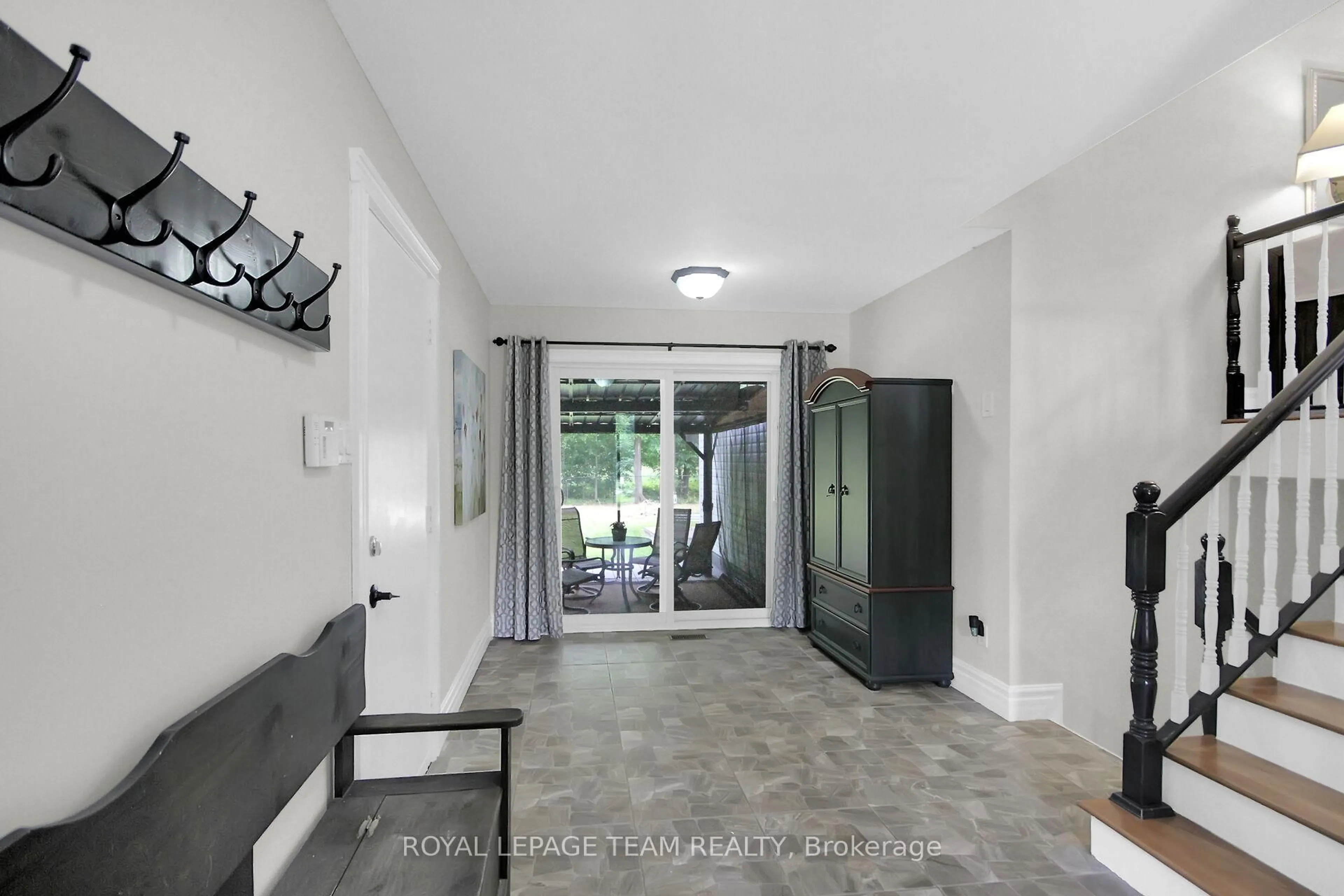 Indoor entryway for 3317 Wild Cherry Dr, Osgoode Ontario K0A 2W0