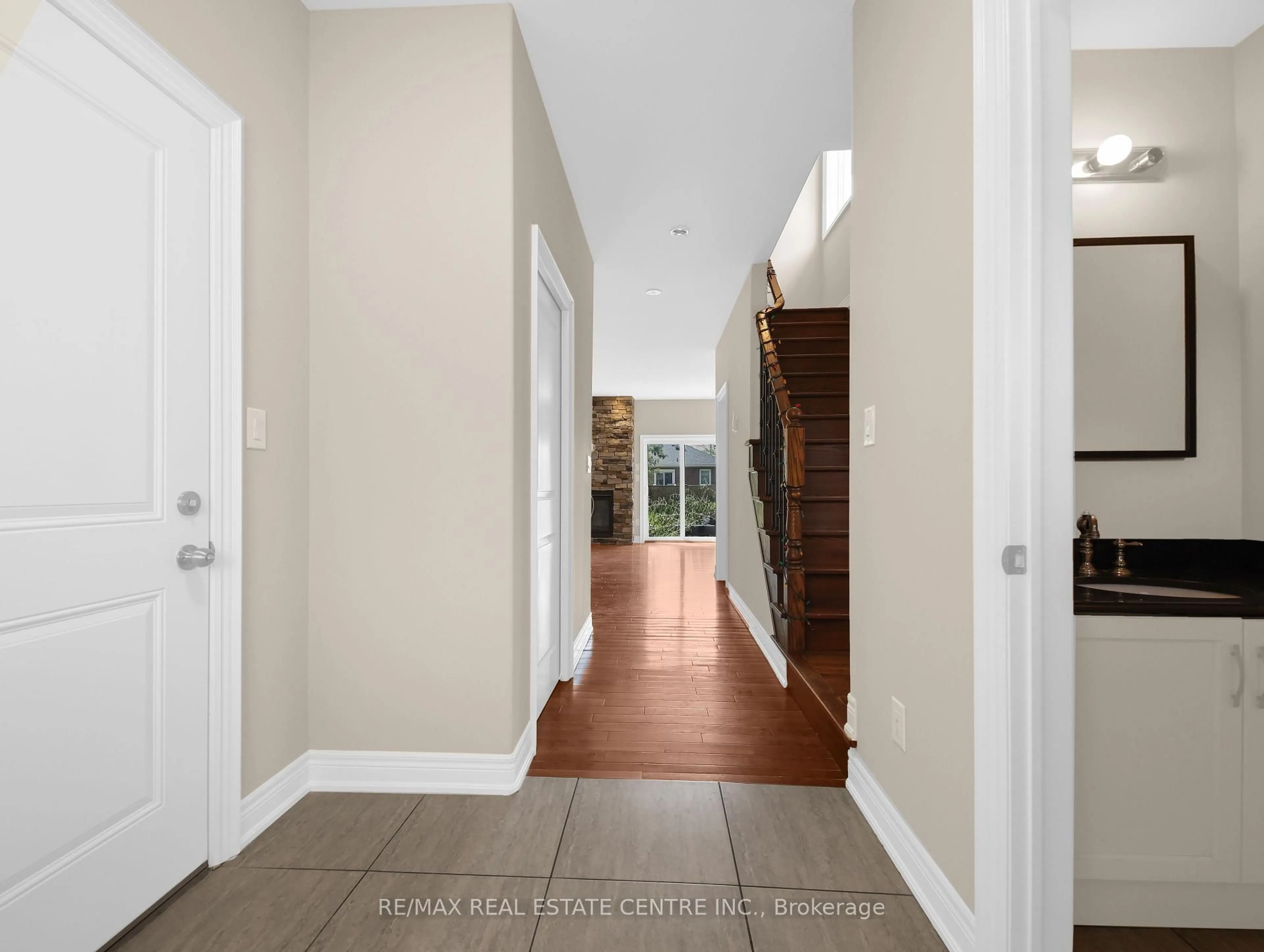 Indoor entryway for 8 Keswick St, St. Catharines Ontario L2P 1L9
