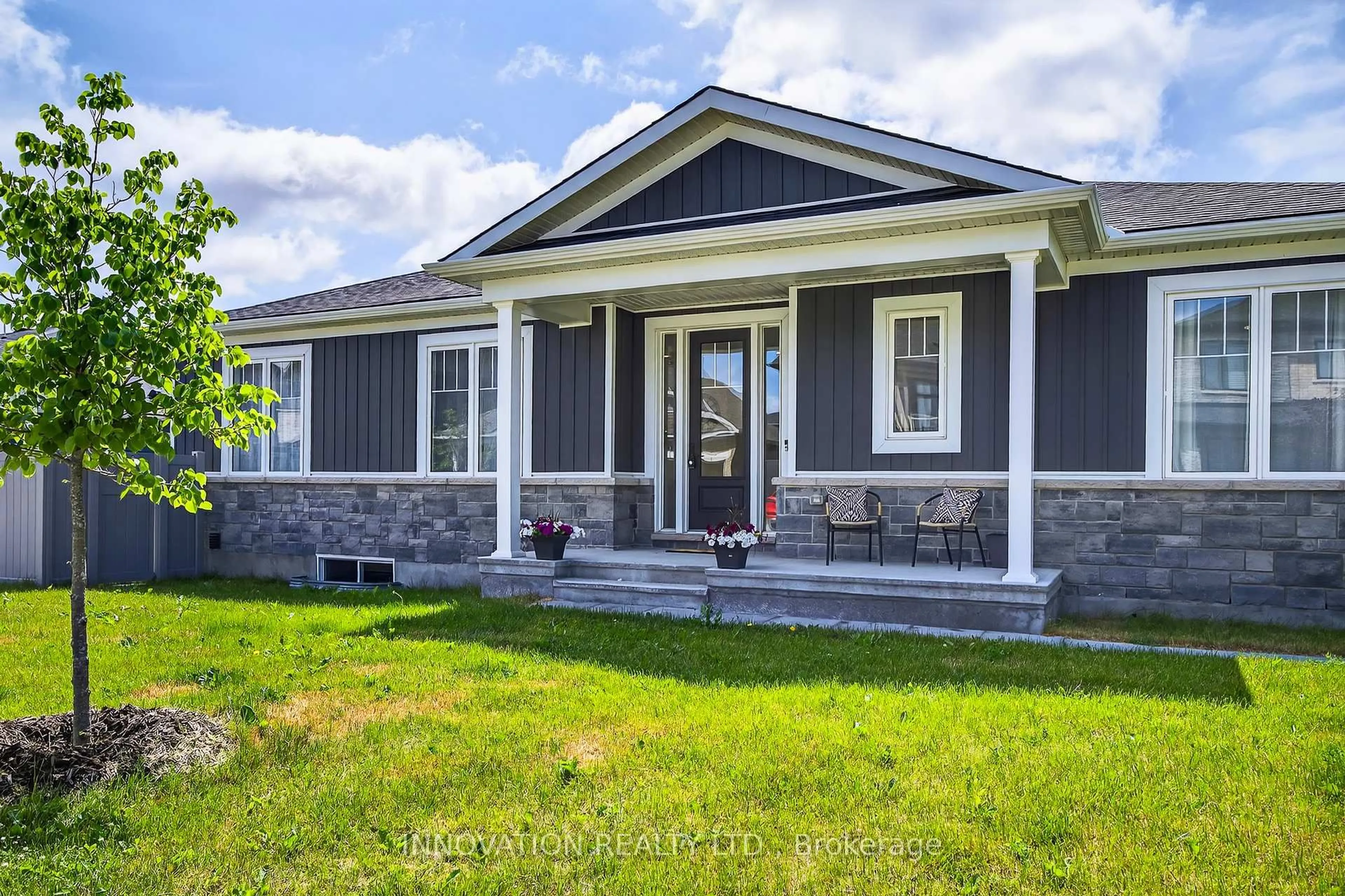 Home with vinyl exterior material, building for 814 Companion Cres, Manotick Ontario K4M 0X1