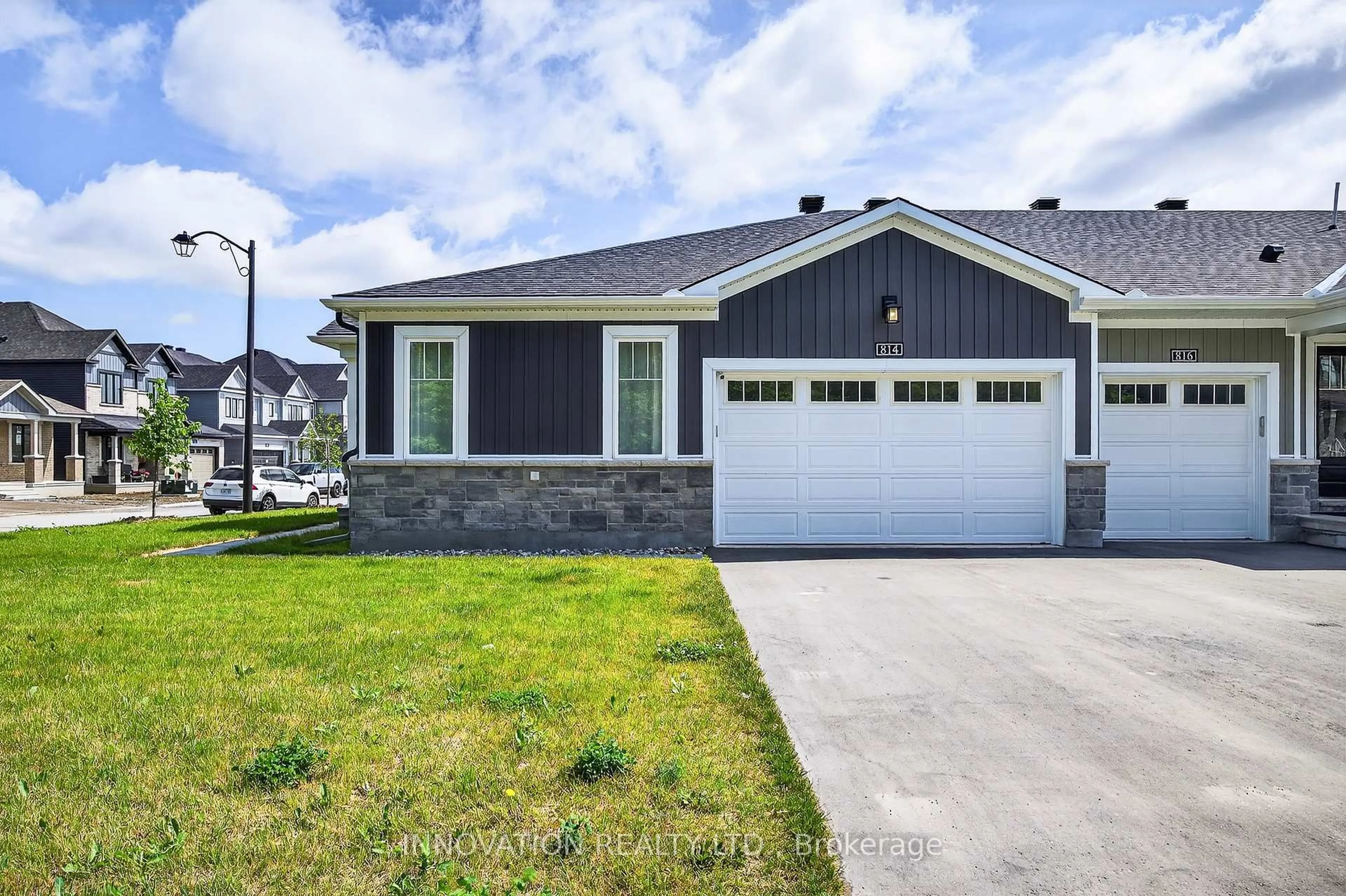 Home with vinyl exterior material, street for 814 Companion Cres, Manotick Ontario K4M 0X1