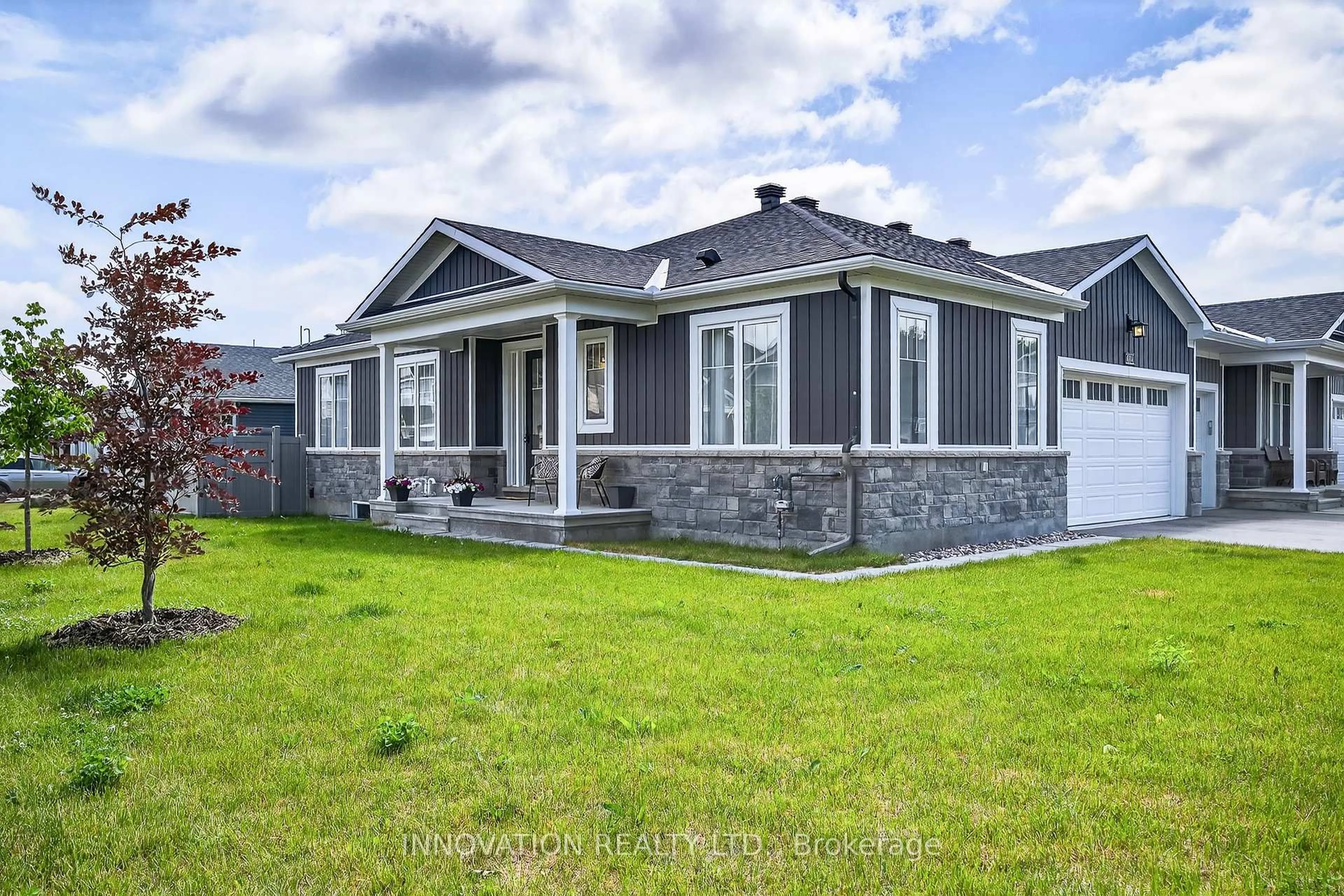 Home with vinyl exterior material, street for 814 Companion Cres, Manotick Ontario K4M 0X1