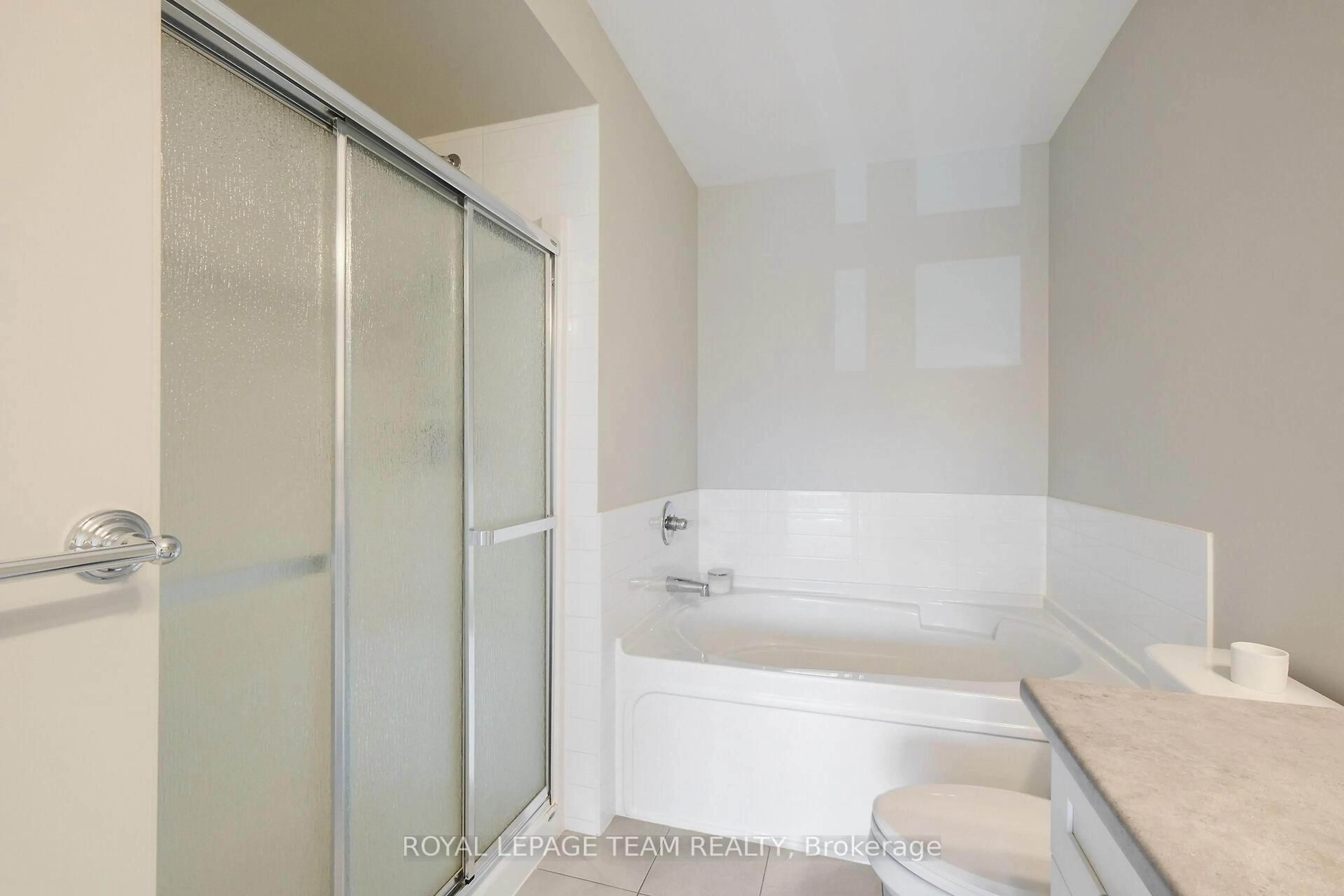 Standard bathroom, ceramic/tile floor for 273 Shinleaf Cres, Ottawa Ontario K1W 0J2