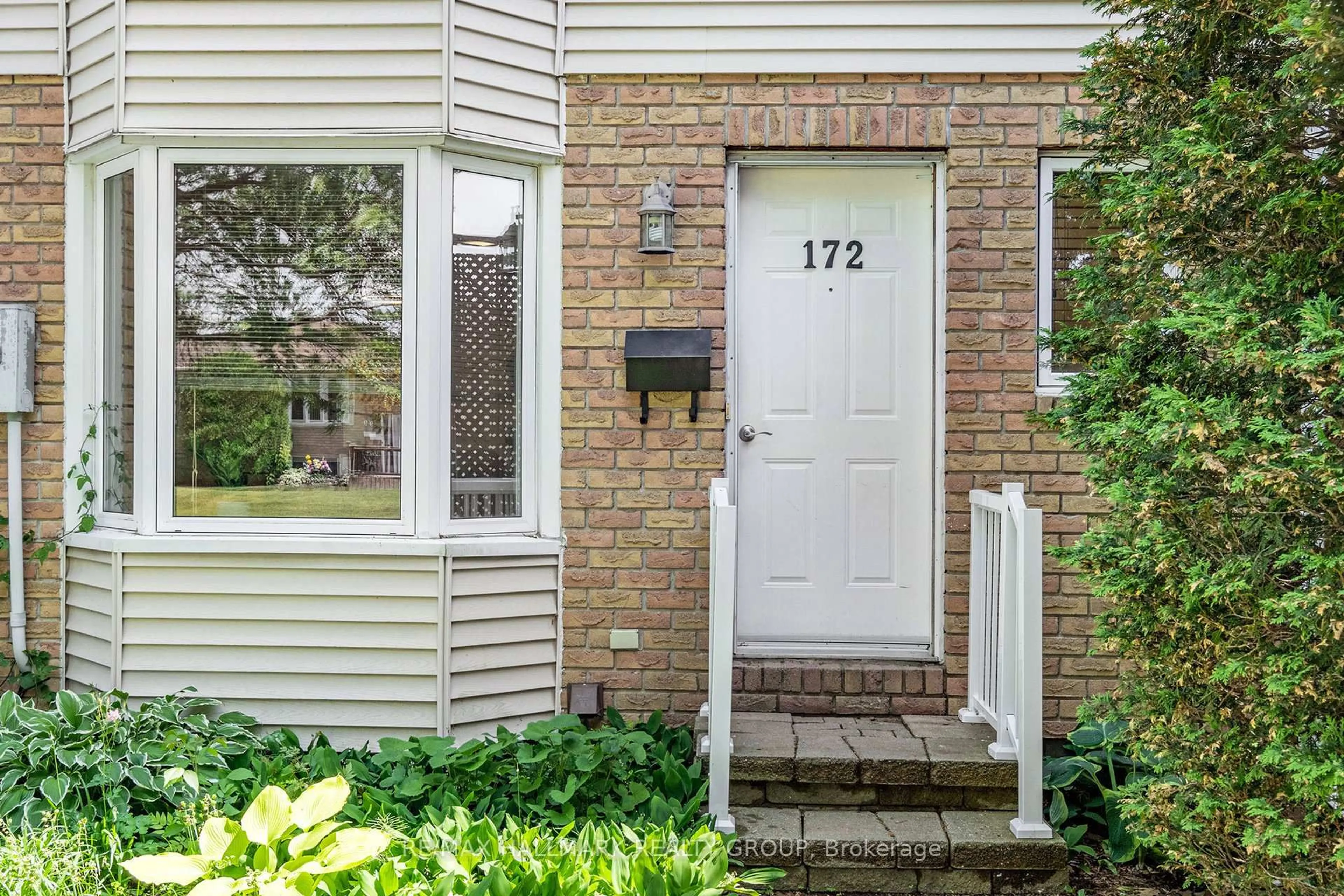 Indoor entryway for 172 Ellen Ave, Cornwall Ontario K6J 3L7