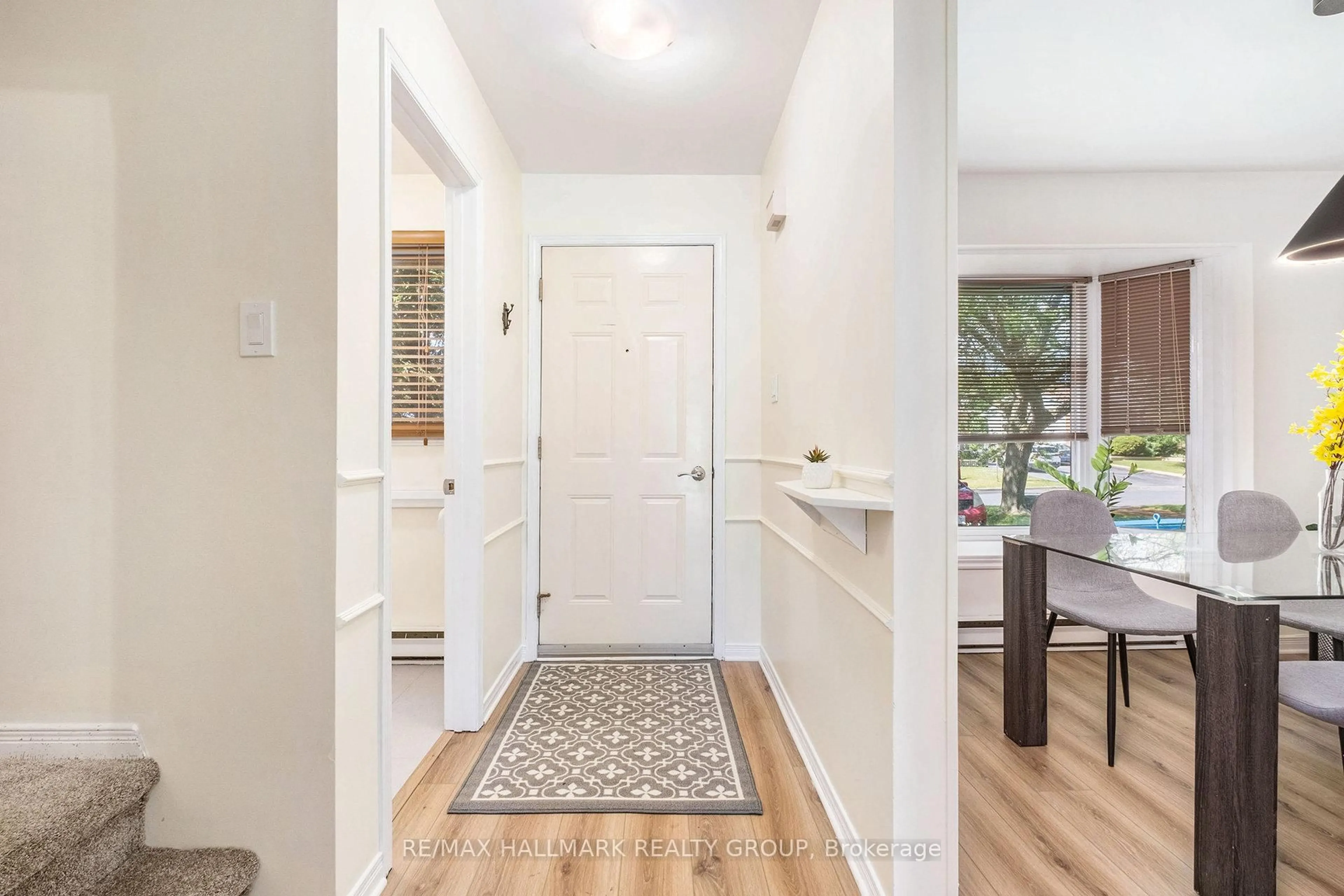 Indoor entryway for 172 Ellen Ave, Cornwall Ontario K6J 3L7