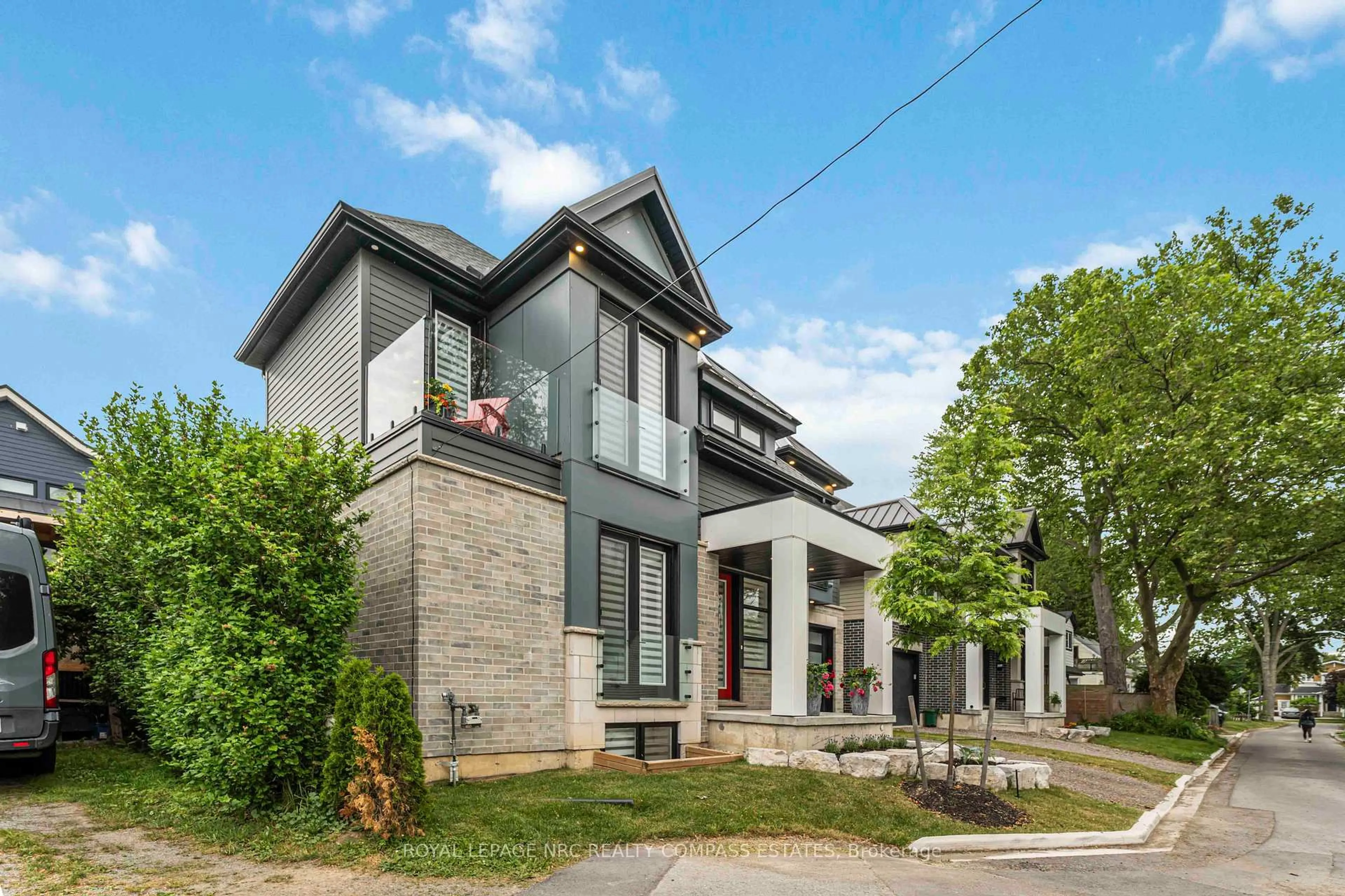 Home with brick exterior material, street for 10 PAXTON Ave, St. Catharines Ontario L2N 5H8