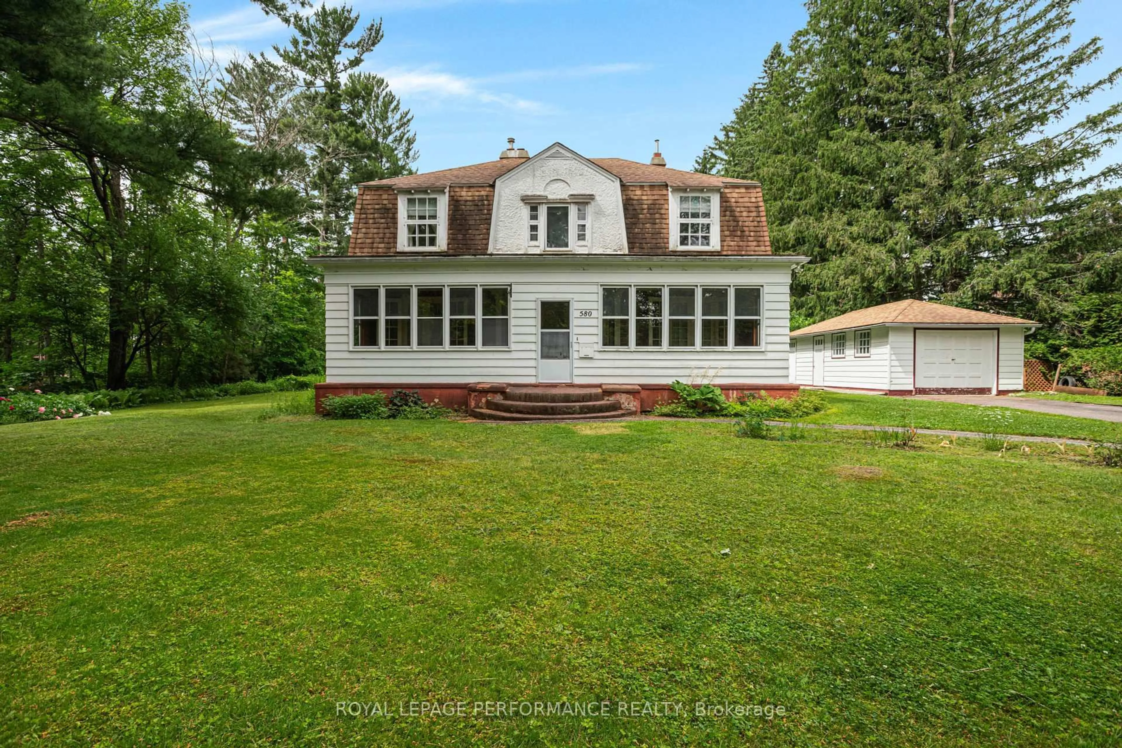 A pic from outside/outdoor area/front of a property/back of a property/a pic from drone, unknown for 580 Allan St, Hawkesbury Ontario K6A 2M2