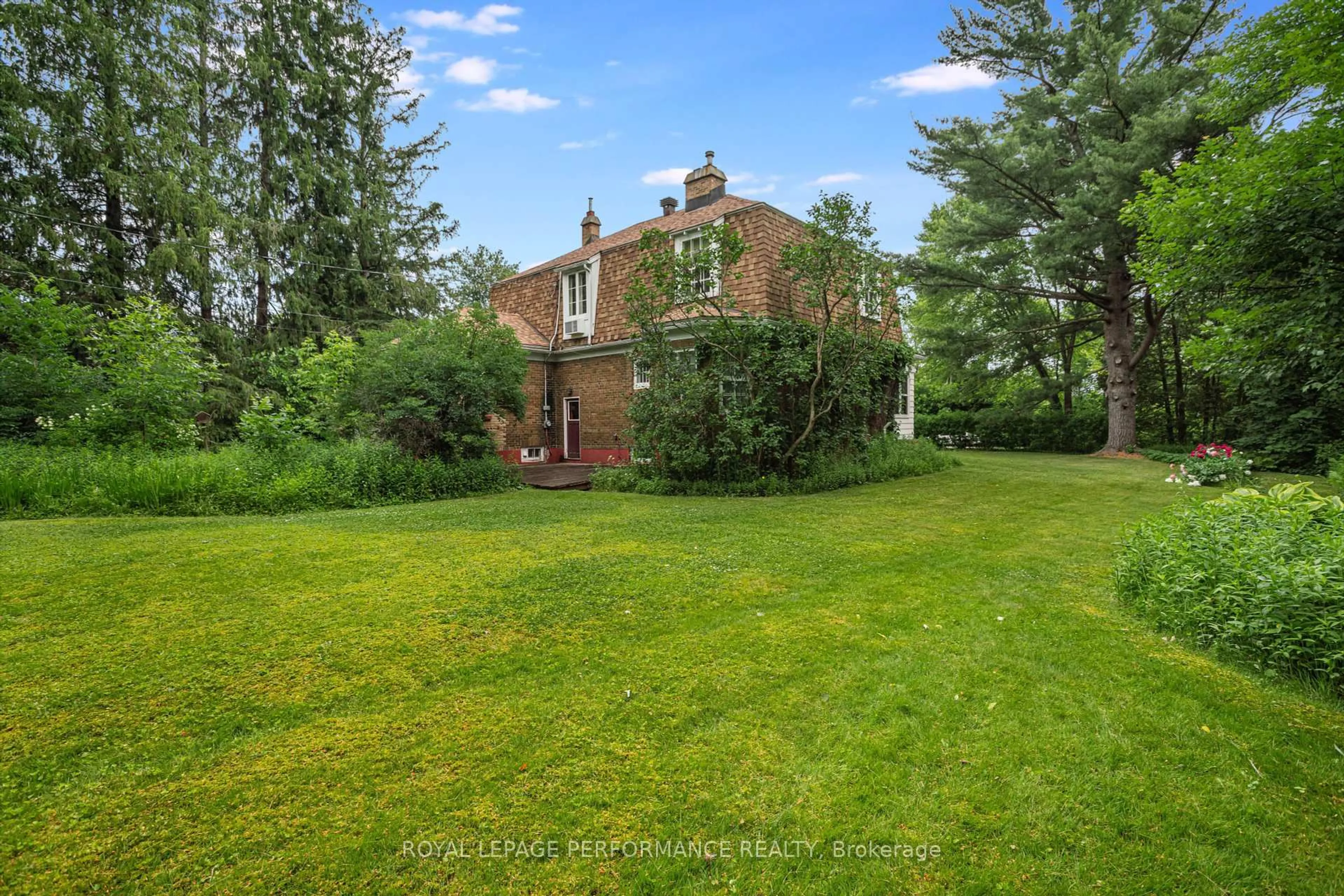 A pic from outside/outdoor area/front of a property/back of a property/a pic from drone, building for 580 Allan St, Hawkesbury Ontario K6A 2M2
