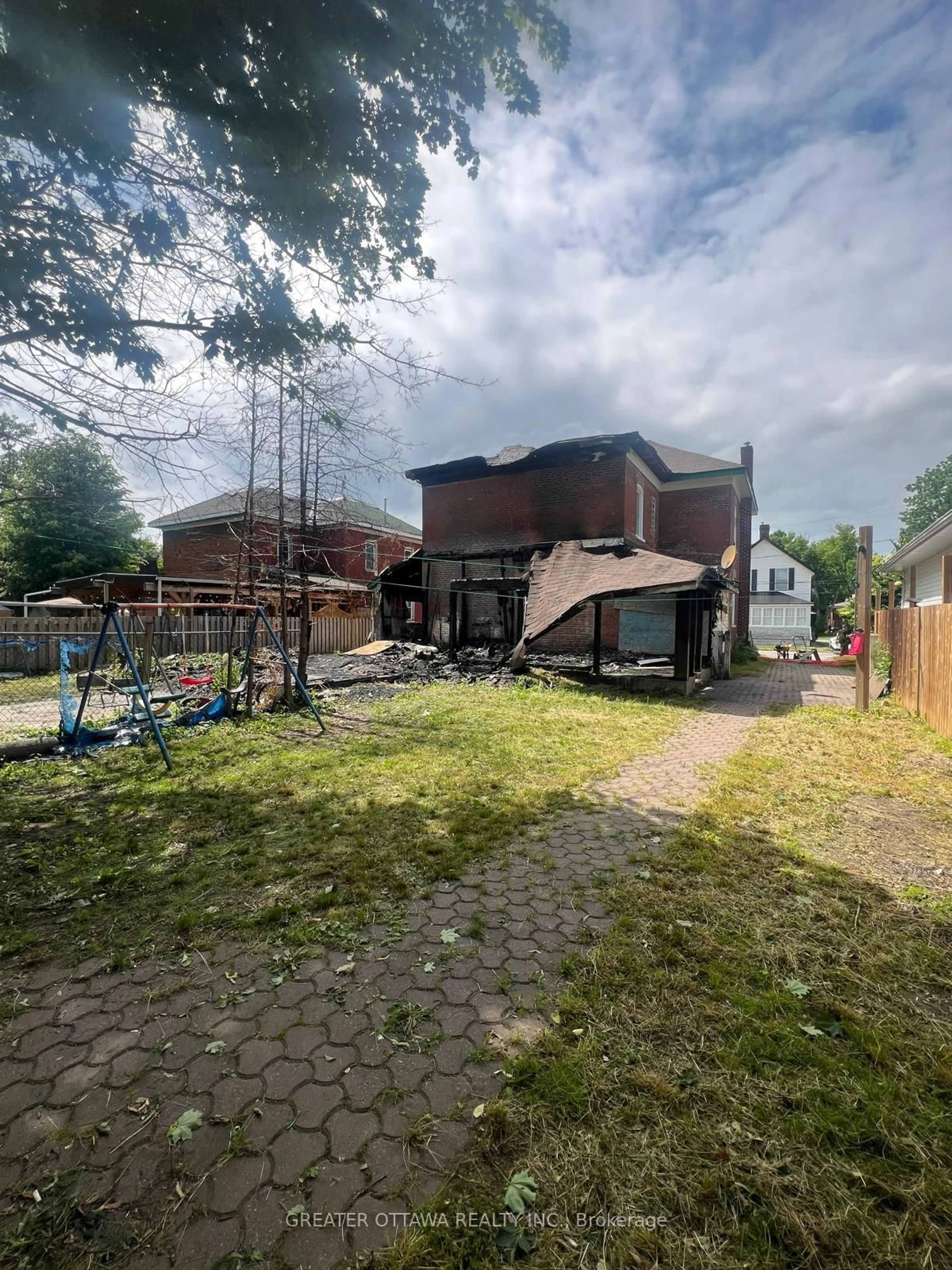 A pic from outside/outdoor area/front of a property/back of a property/a pic from drone, street for 19-21 Lanark St, Smiths Falls Ontario K7A 1K5