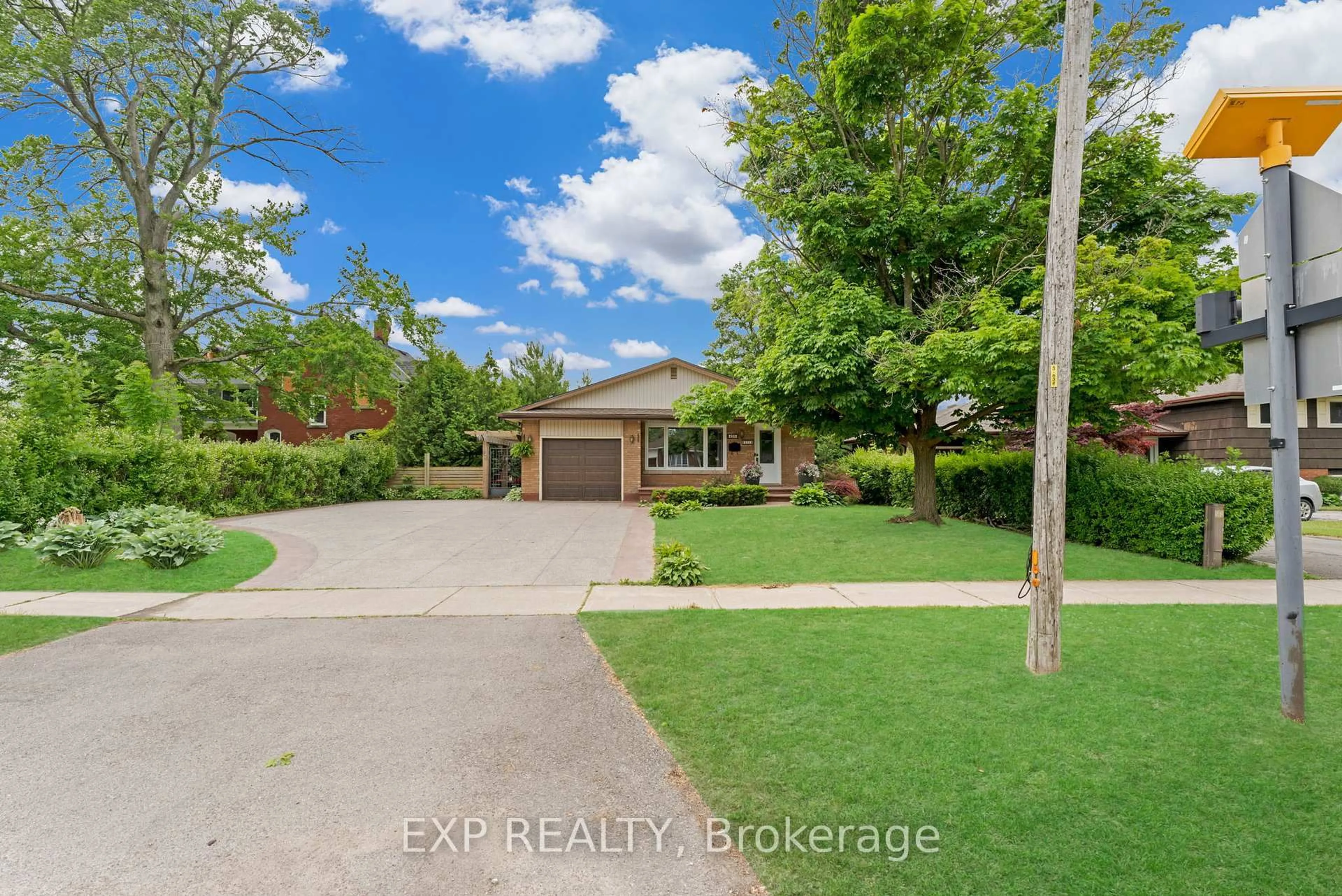 A pic from outside/outdoor area/front of a property/back of a property/a pic from drone, street for 425 Fitch St, Welland Ontario L3C 4W7