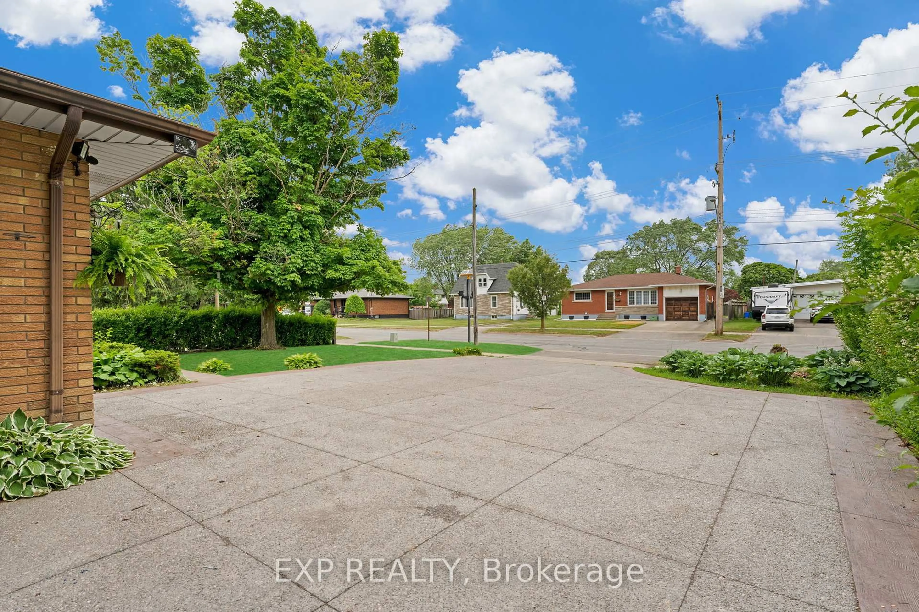 A pic from outside/outdoor area/front of a property/back of a property/a pic from drone, street for 425 Fitch St, Welland Ontario L3C 4W7