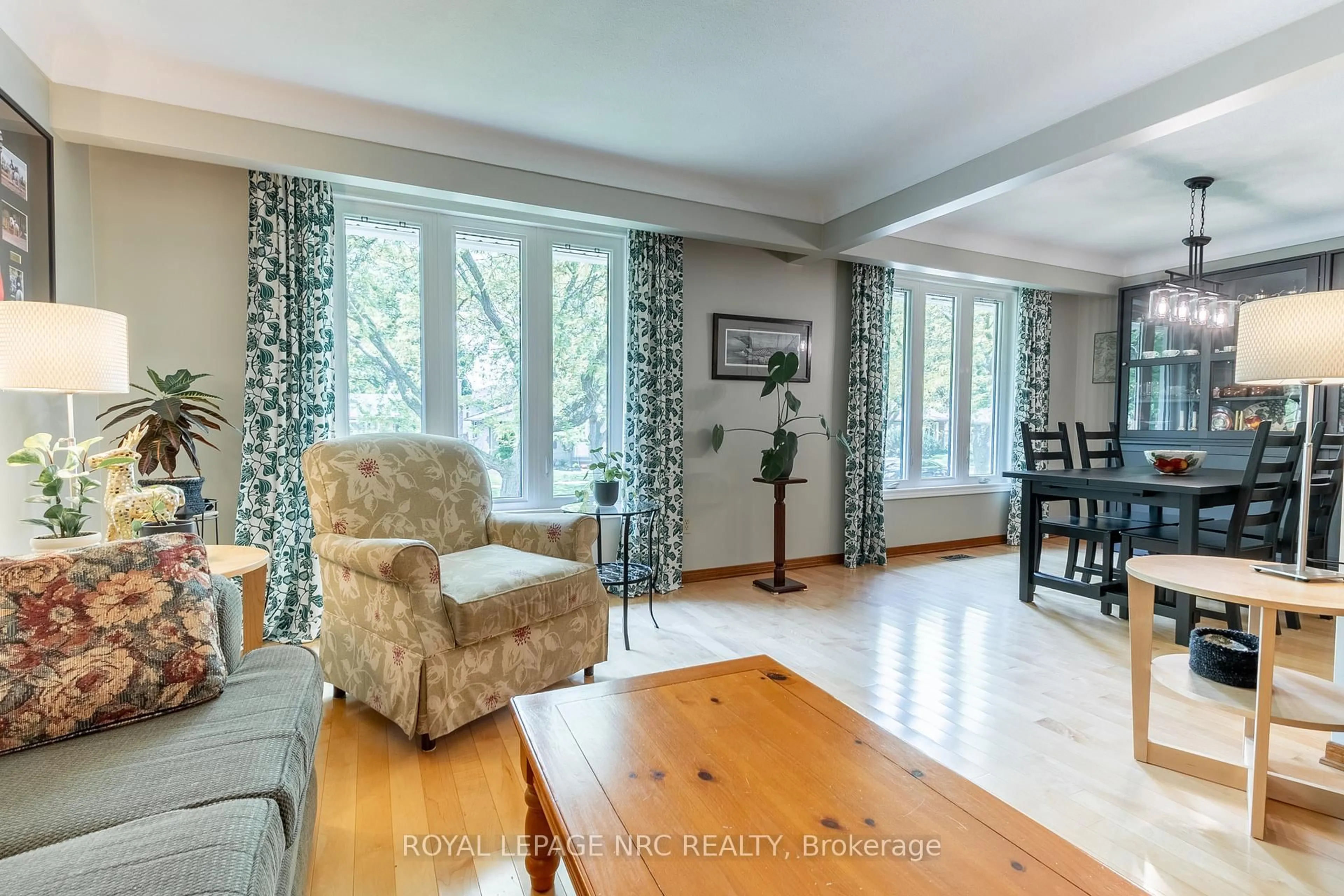 Living room with furniture, unknown for 62 CINDY Dr, St. Catharines Ontario L2M 7B9