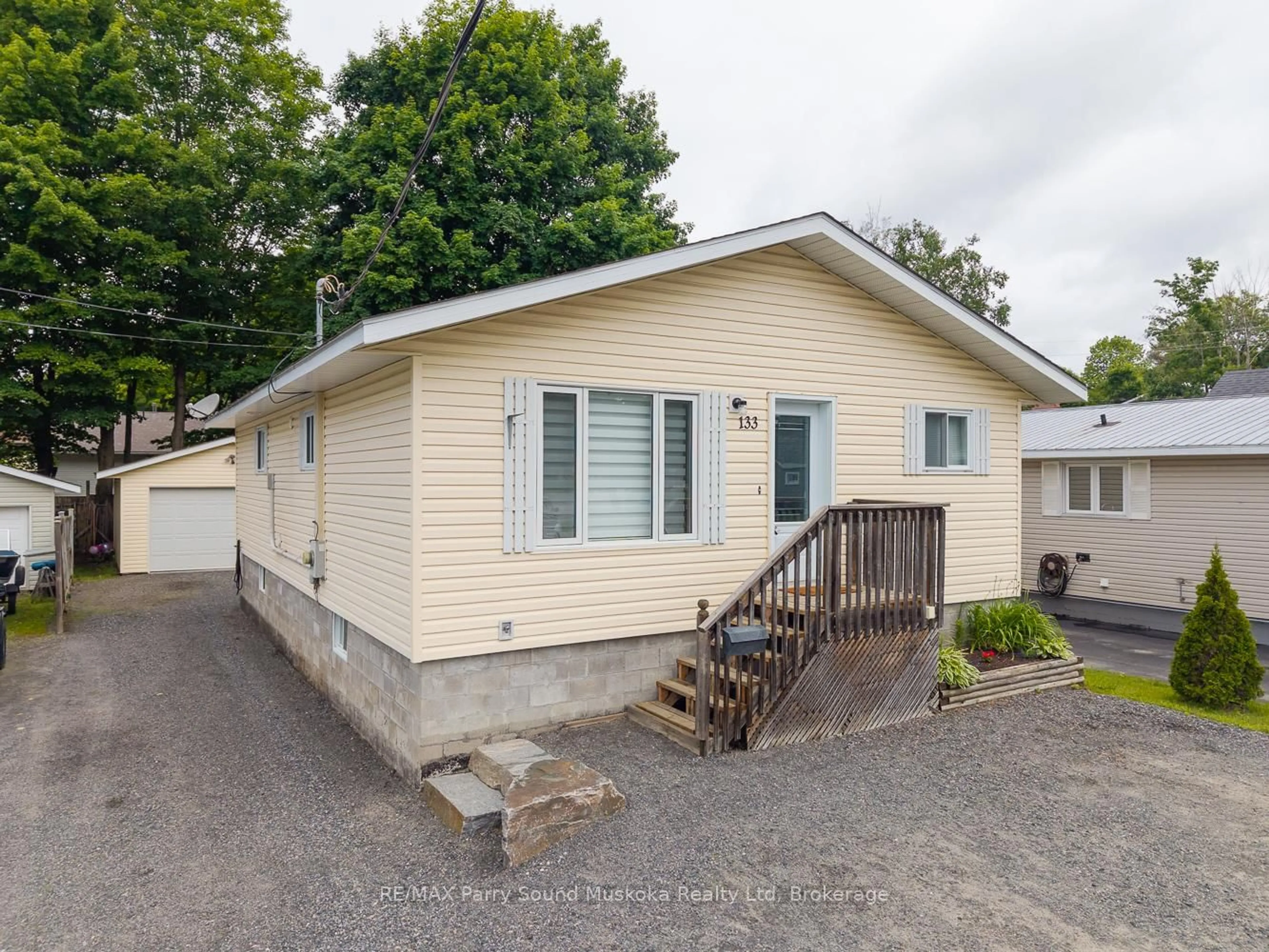 Home with vinyl exterior material, street for 133 Isabella St, Parry Sound Ontario P2A 1N3