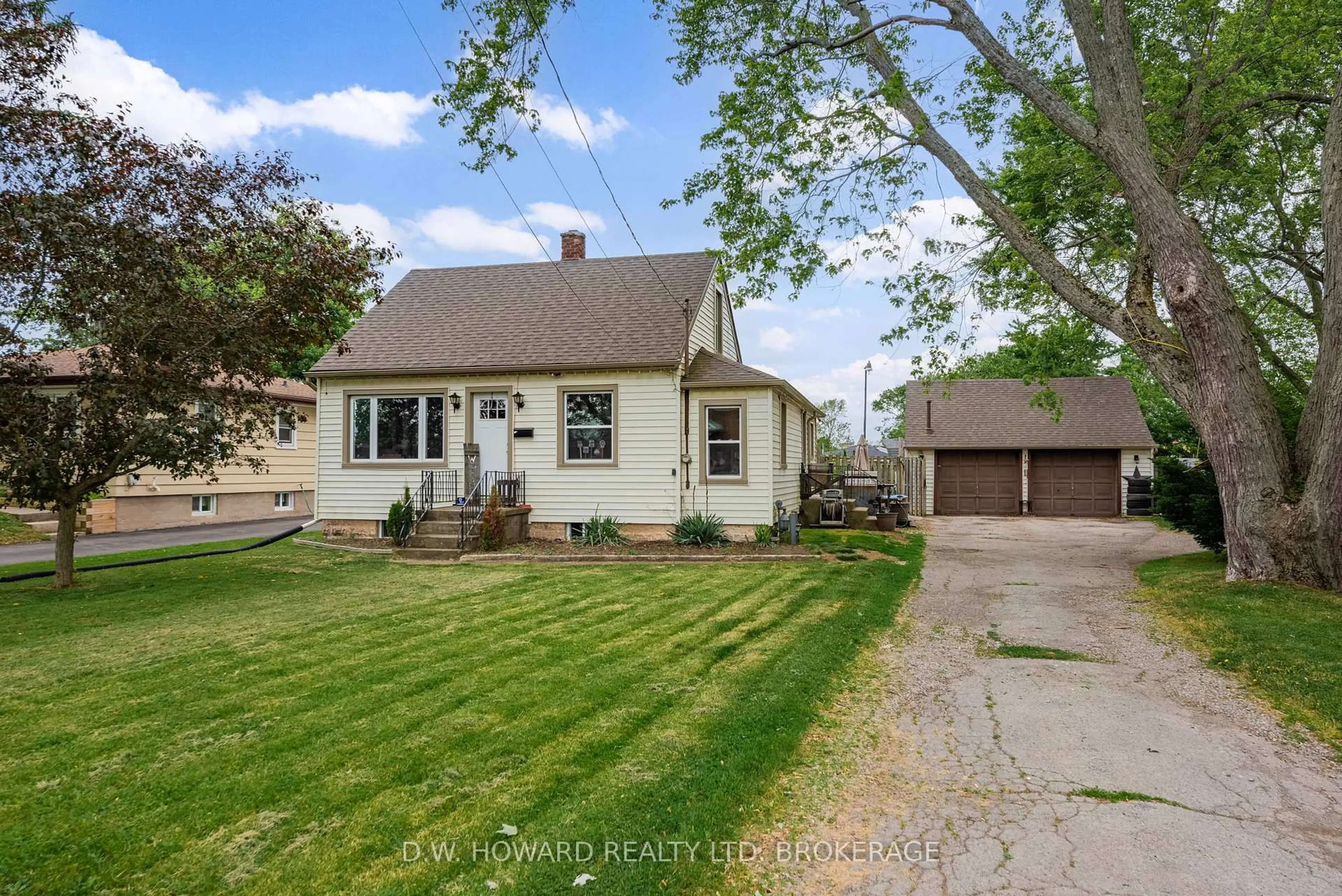 A pic from outside/outdoor area/front of a property/back of a property/a pic from drone, street for 2533 East Ave, Fort Erie Ontario L0S 1S0