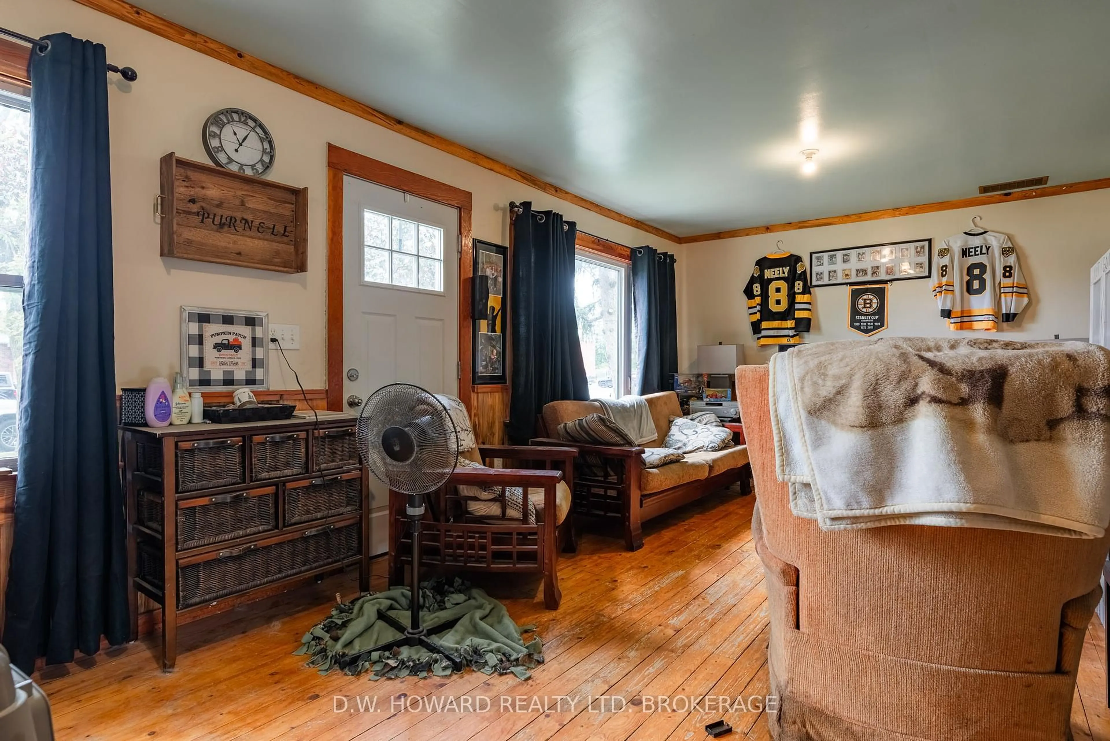 Living room with furniture, wood/laminate floor for 2533 East Ave, Fort Erie Ontario L0S 1S0