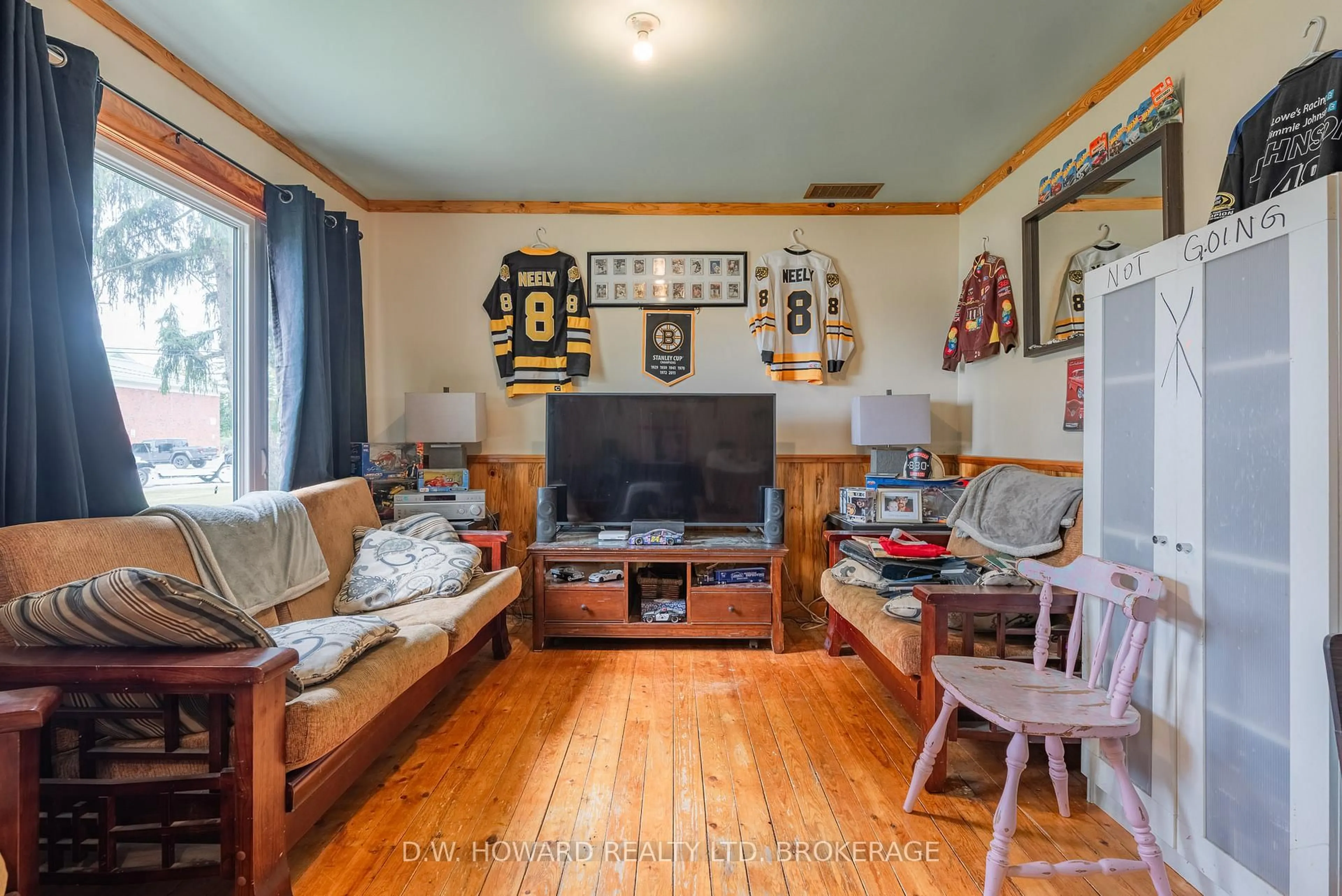 Living room with furniture, unknown for 2533 East Ave, Fort Erie Ontario L0S 1S0