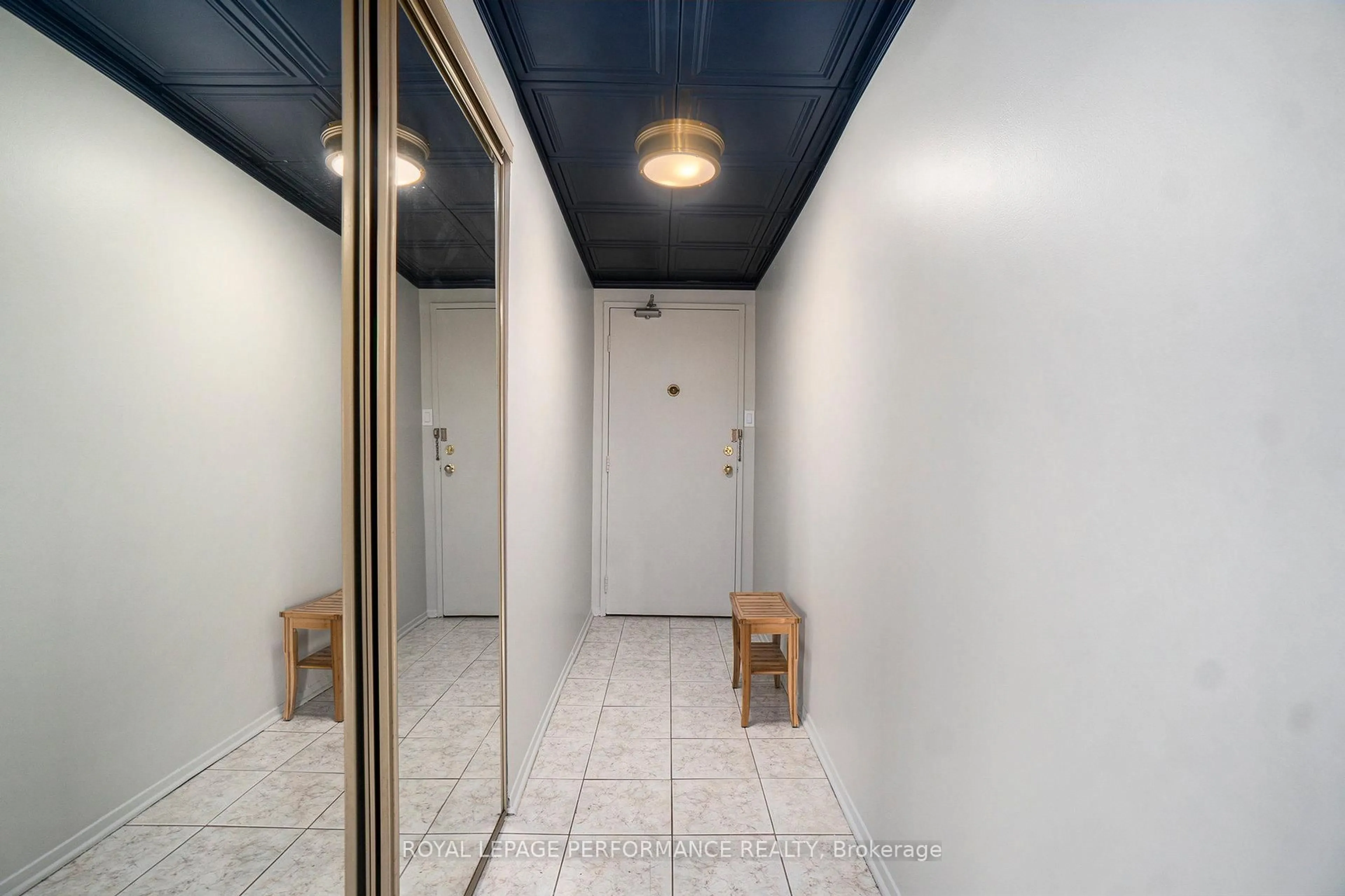 Indoor foyer for 158A McArthur Ave #1806, Ottawa Ontario K1L 8C9