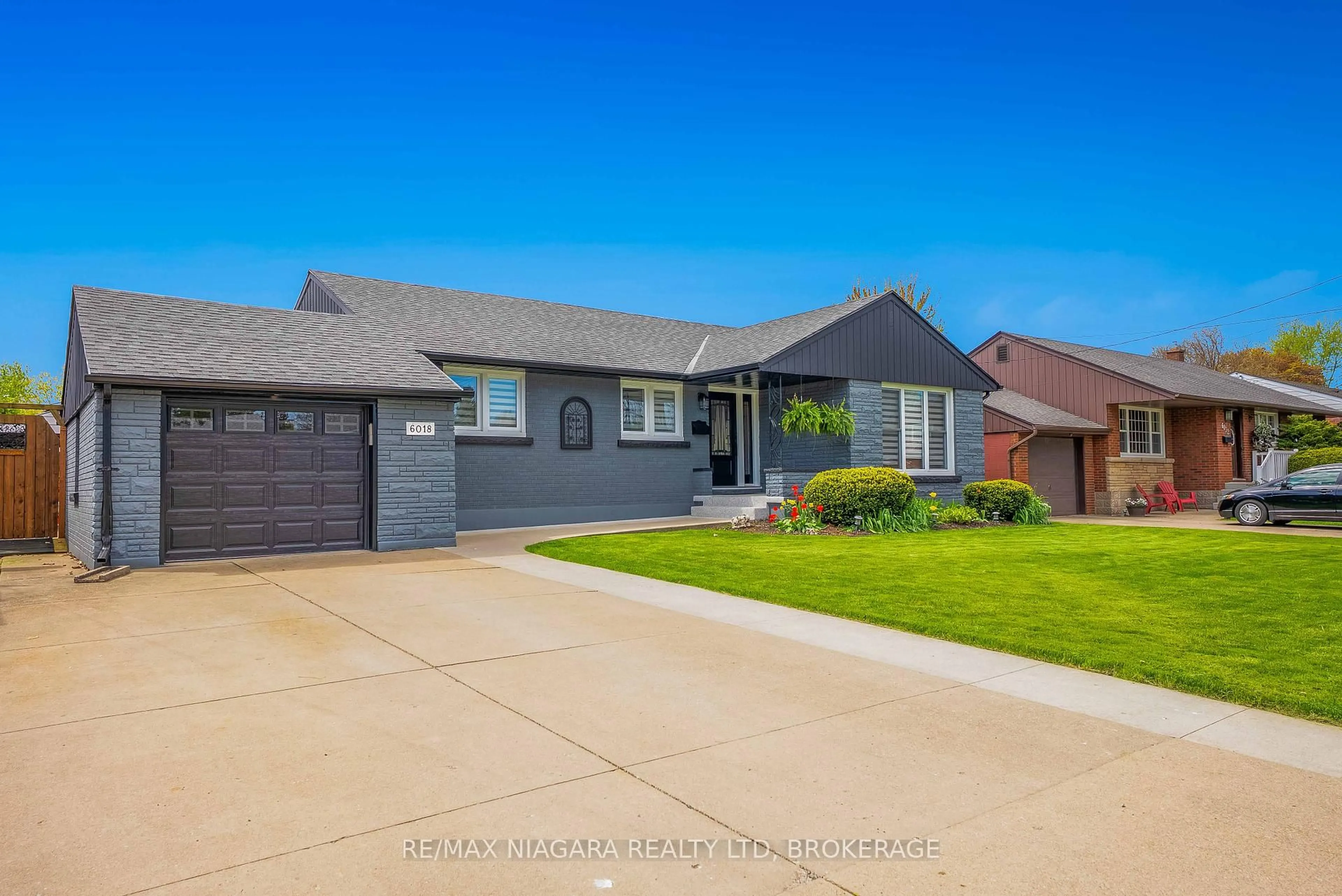 Home with vinyl exterior material, street for 6018 Cabot Dr, Niagara Falls Ontario L2E 5E5