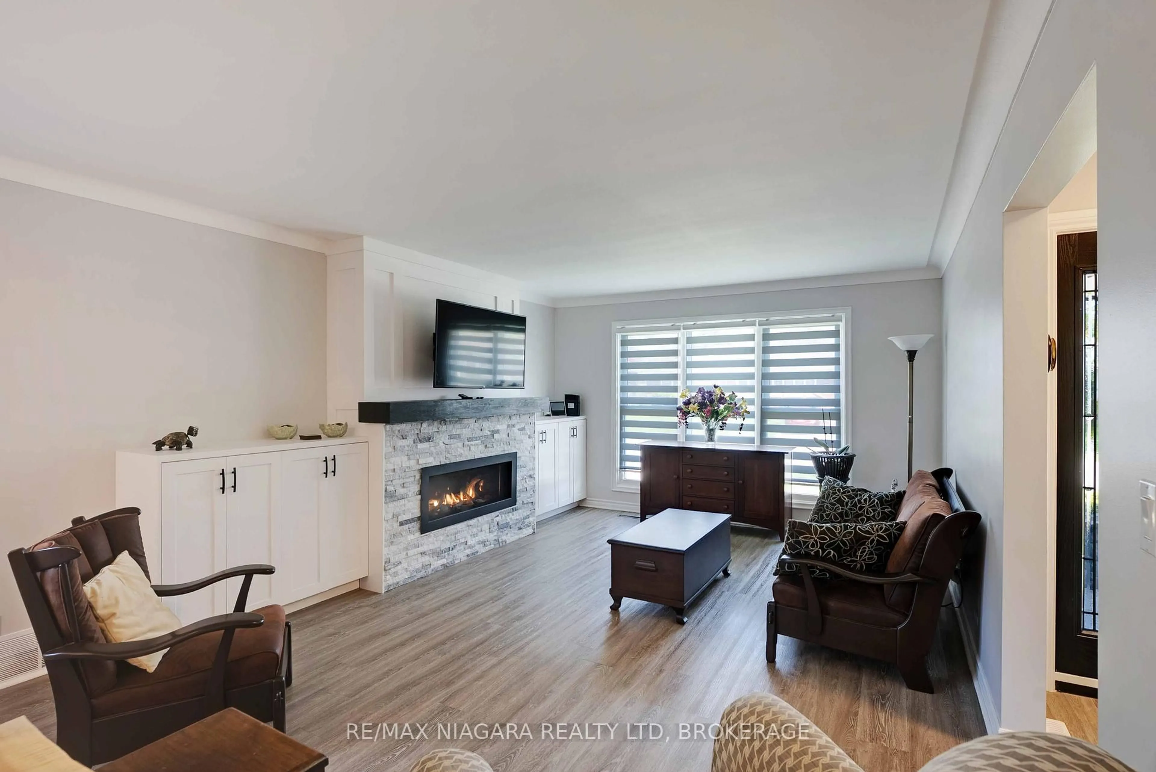 Living room with furniture, unknown for 6018 Cabot Dr, Niagara Falls Ontario L2E 5E5