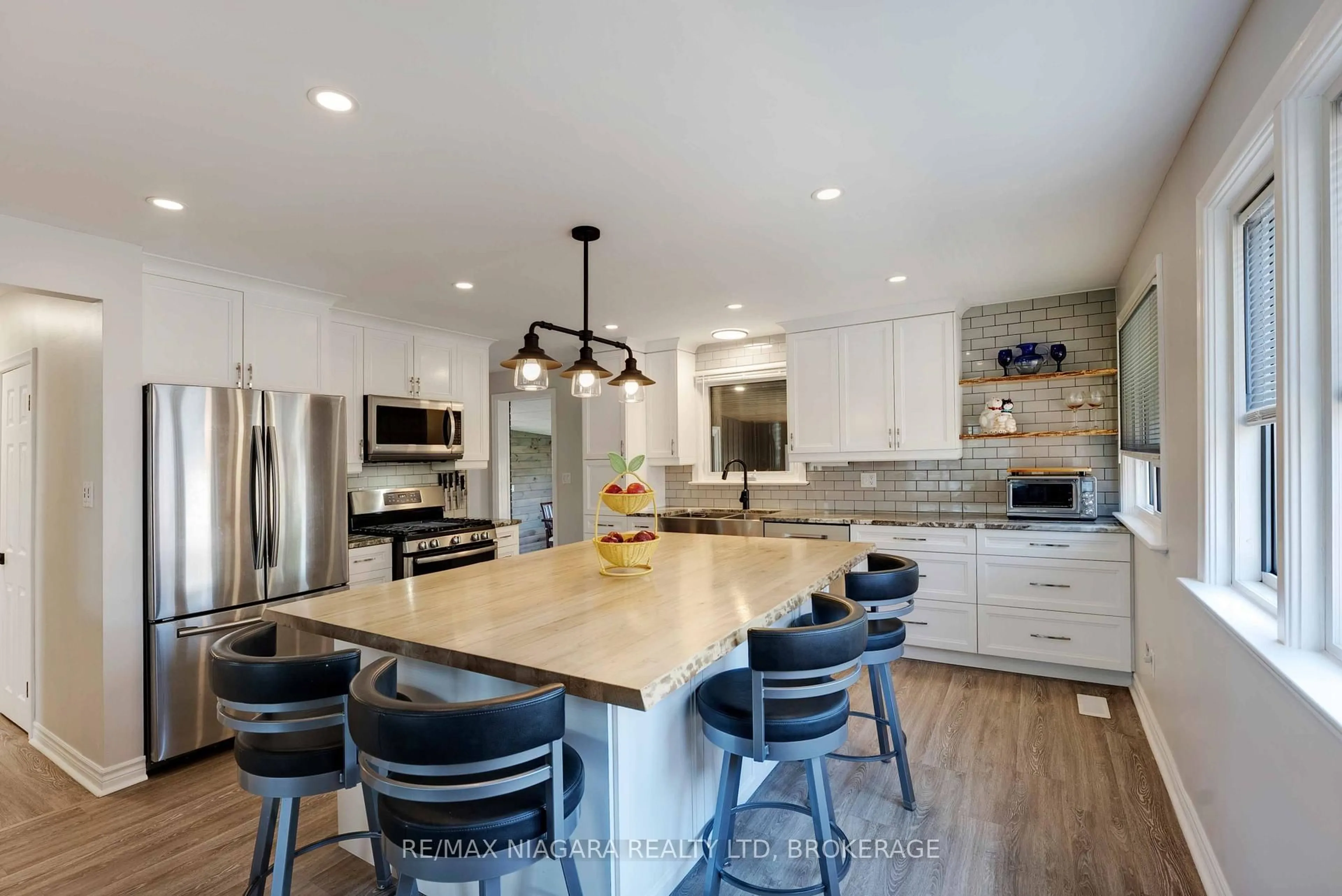 Open concept kitchen, unknown for 6018 Cabot Dr, Niagara Falls Ontario L2E 5E5