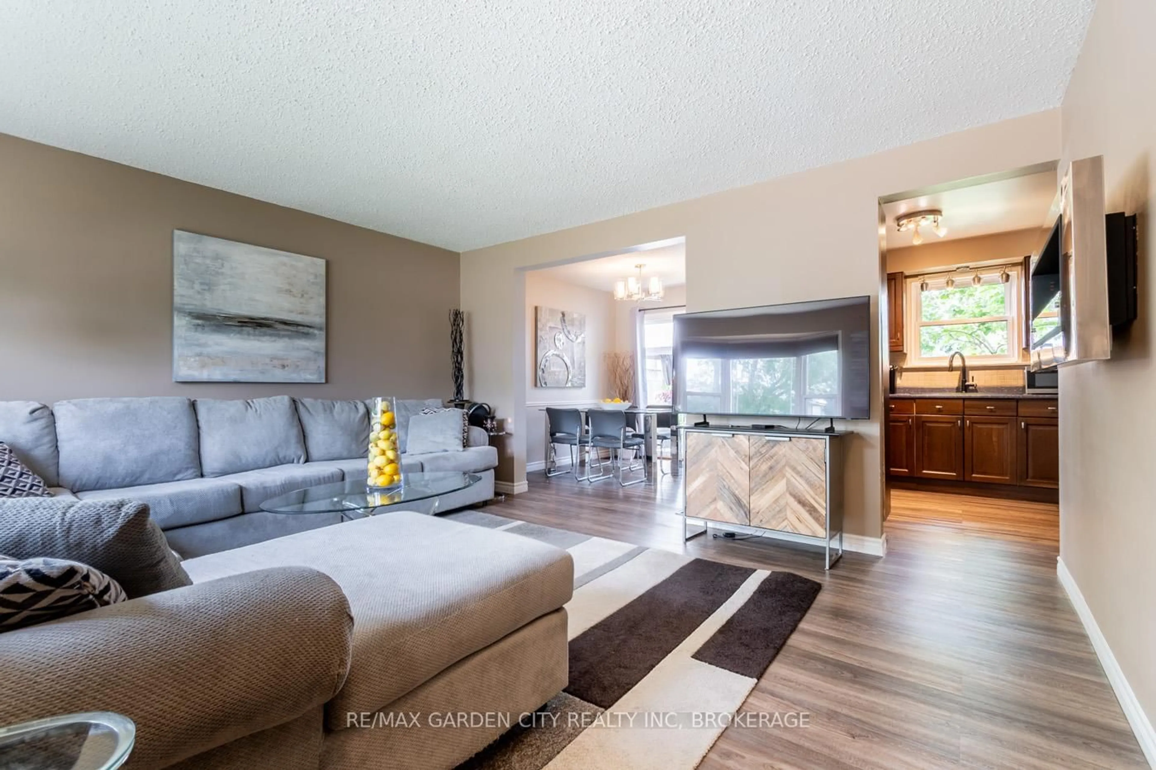 Living room with furniture, unknown for 4 BULA Dr, St. Catharines Ontario L2N 6R6