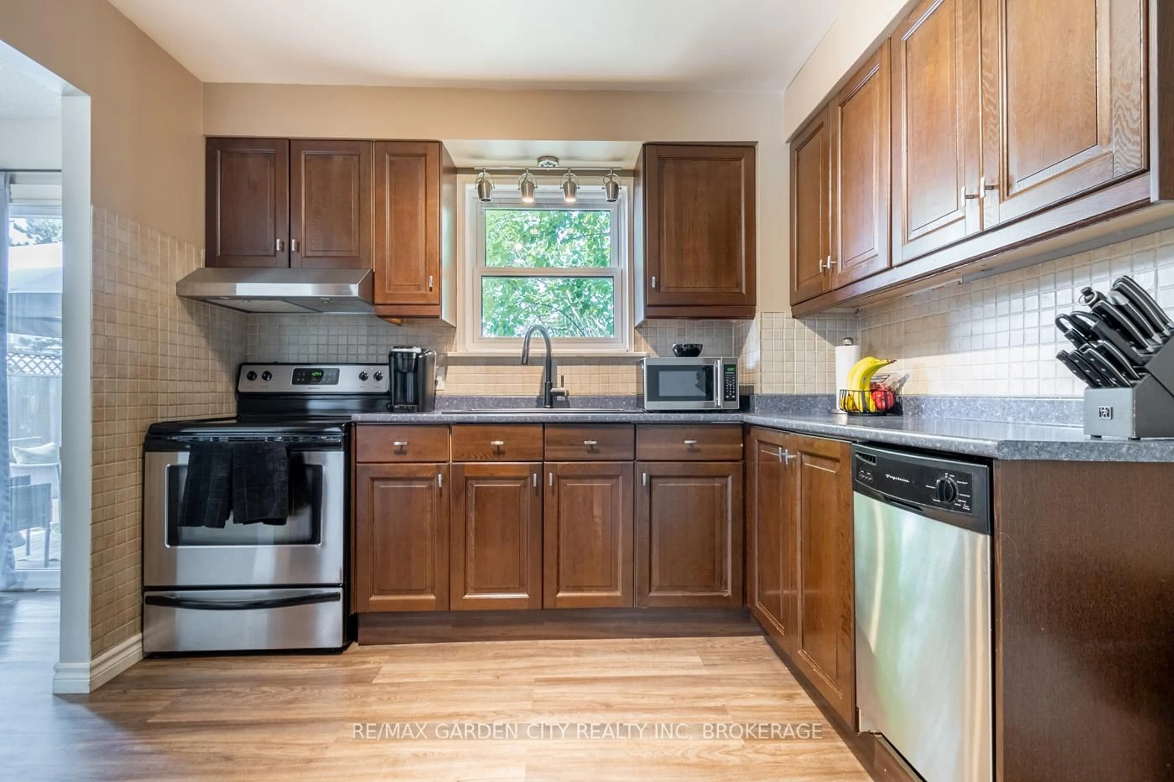 Standard kitchen, unknown for 4 BULA Dr, St. Catharines Ontario L2N 6R6