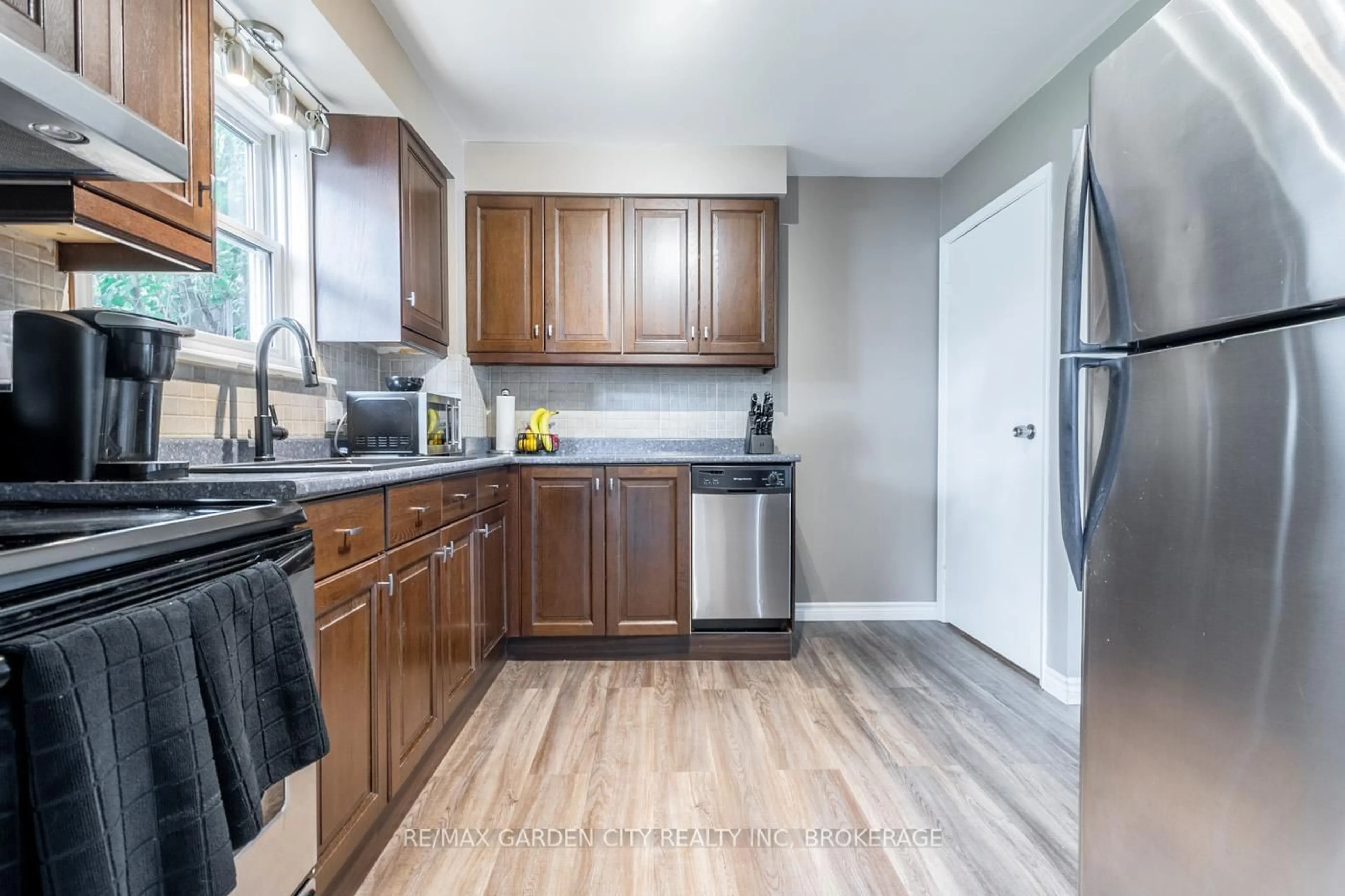 Standard kitchen, unknown for 4 BULA Dr, St. Catharines Ontario L2N 6R6