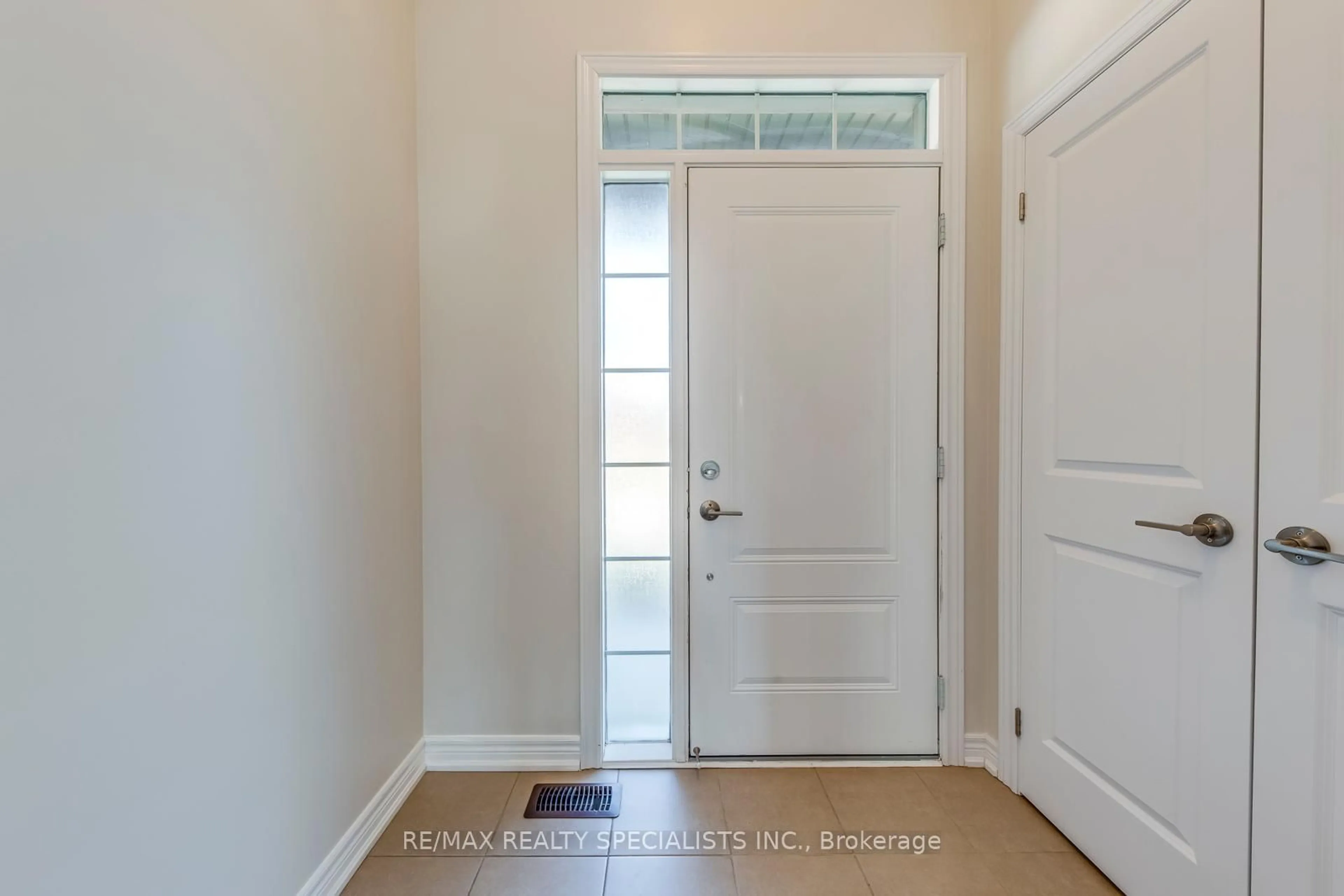 Indoor entryway for 35 Pelican Lane, Hamilton Ontario L8K 0A4