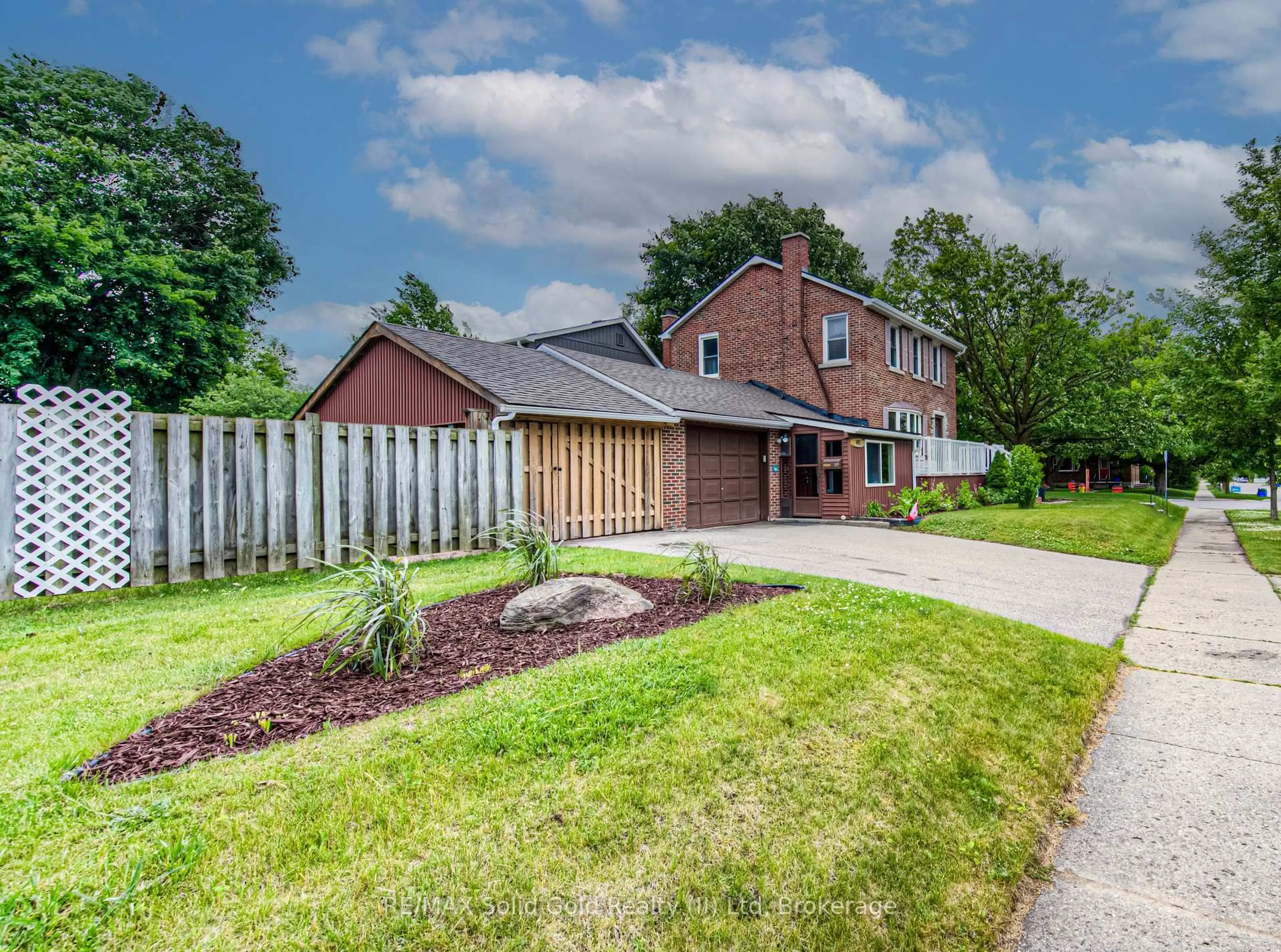 A pic from outside/outdoor area/front of a property/back of a property/a pic from drone, street for 483 Ephraim St, Kitchener Ontario N2B 2C5