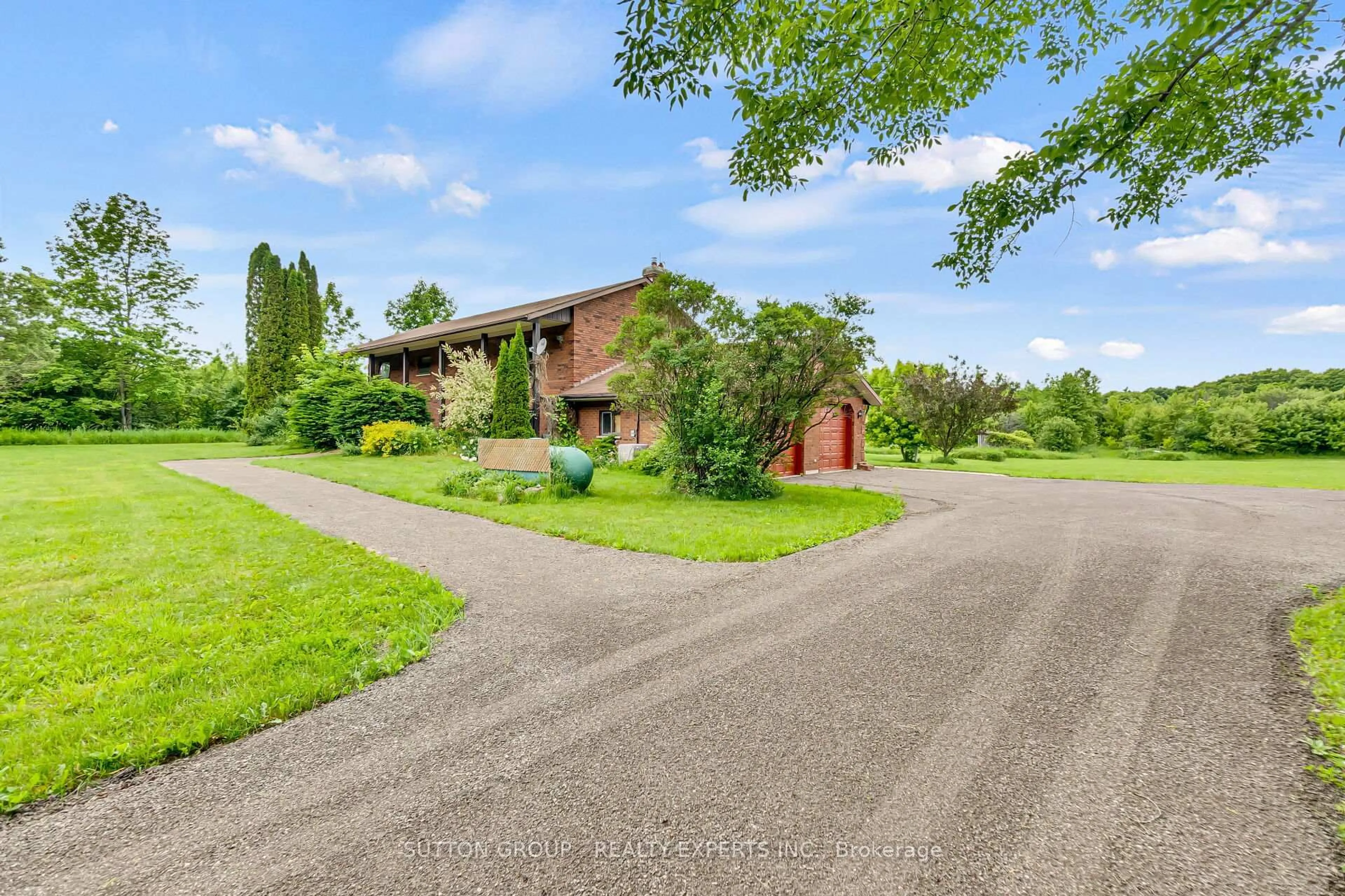 A pic from outside/outdoor area/front of a property/back of a property/a pic from drone, street for 283249 Concession 10 Rd, Georgian Bluffs Ontario N4K 5N4