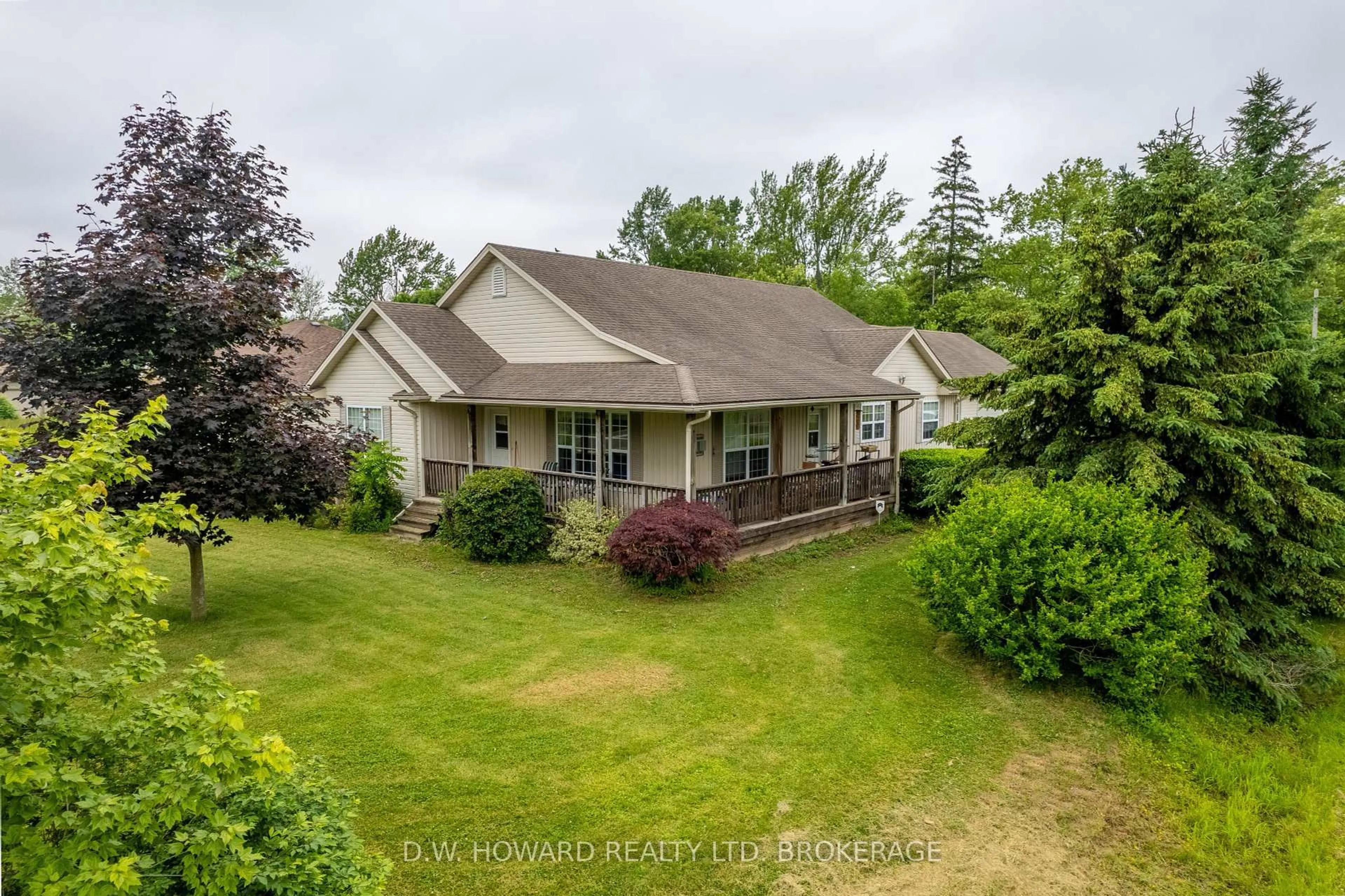 A pic from outside/outdoor area/front of a property/back of a property/a pic from drone, water/lake/river/ocean view for 3224 Thunder Bay Rd, Fort Erie Ontario L0S 1N0