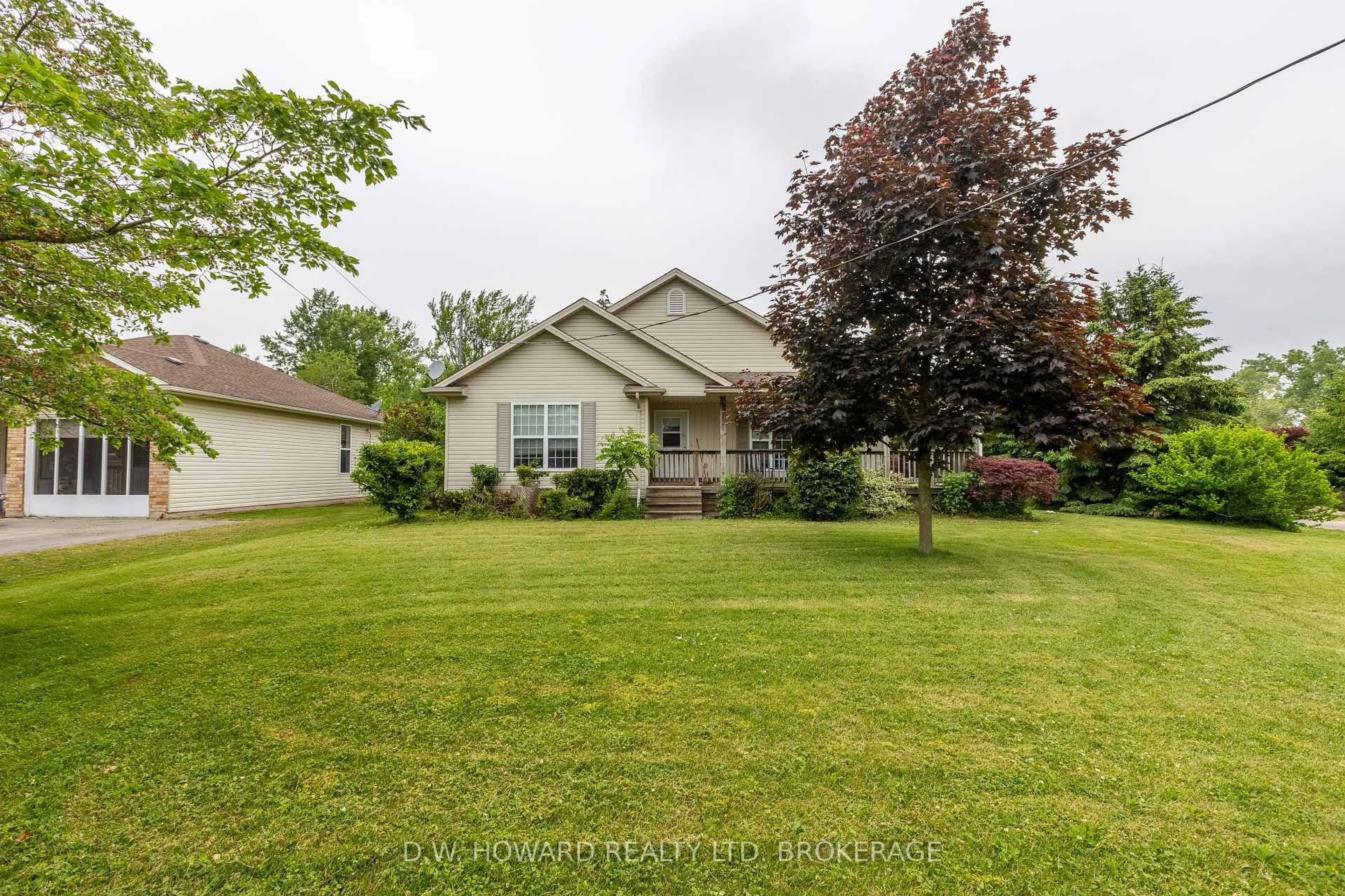 A pic from outside/outdoor area/front of a property/back of a property/a pic from drone, street for 3224 Thunder Bay Rd, Fort Erie Ontario L0S 1N0