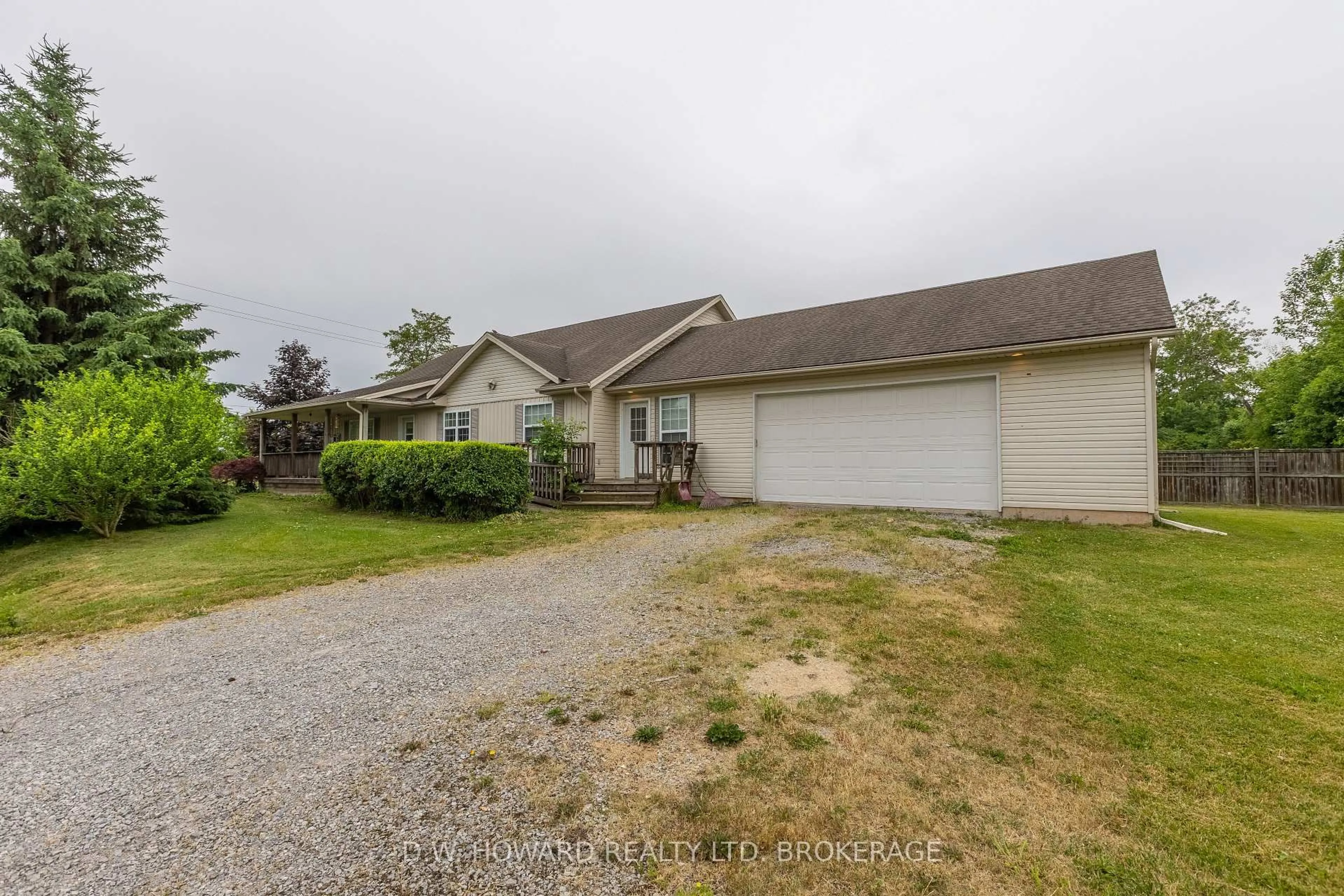 A pic from outside/outdoor area/front of a property/back of a property/a pic from drone, street for 3224 Thunder Bay Rd, Fort Erie Ontario L0S 1N0