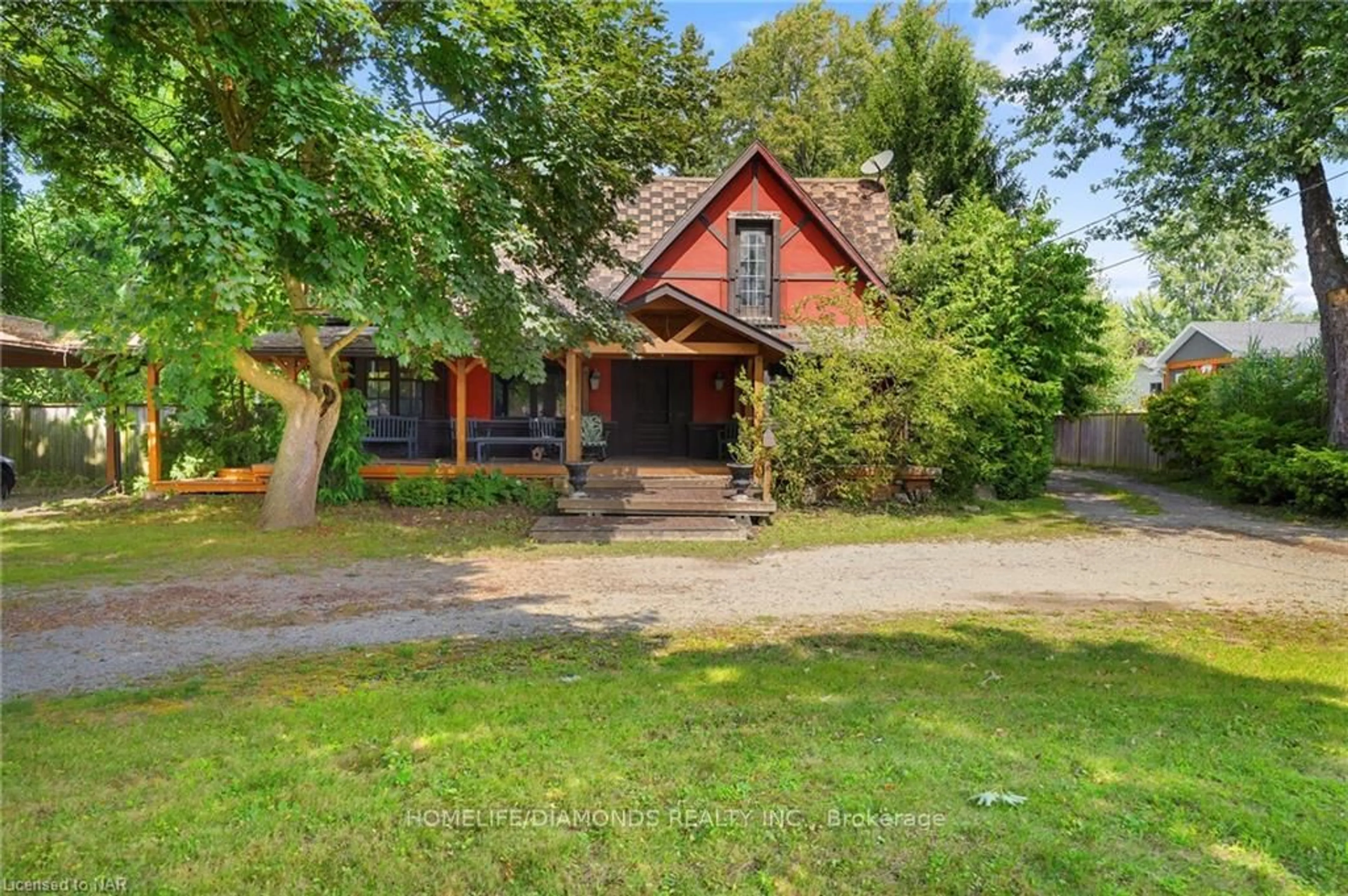 A pic from outside/outdoor area/front of a property/back of a property/a pic from drone, unknown for 164 THOROLD Rd, Welland Ontario L3C 3V6