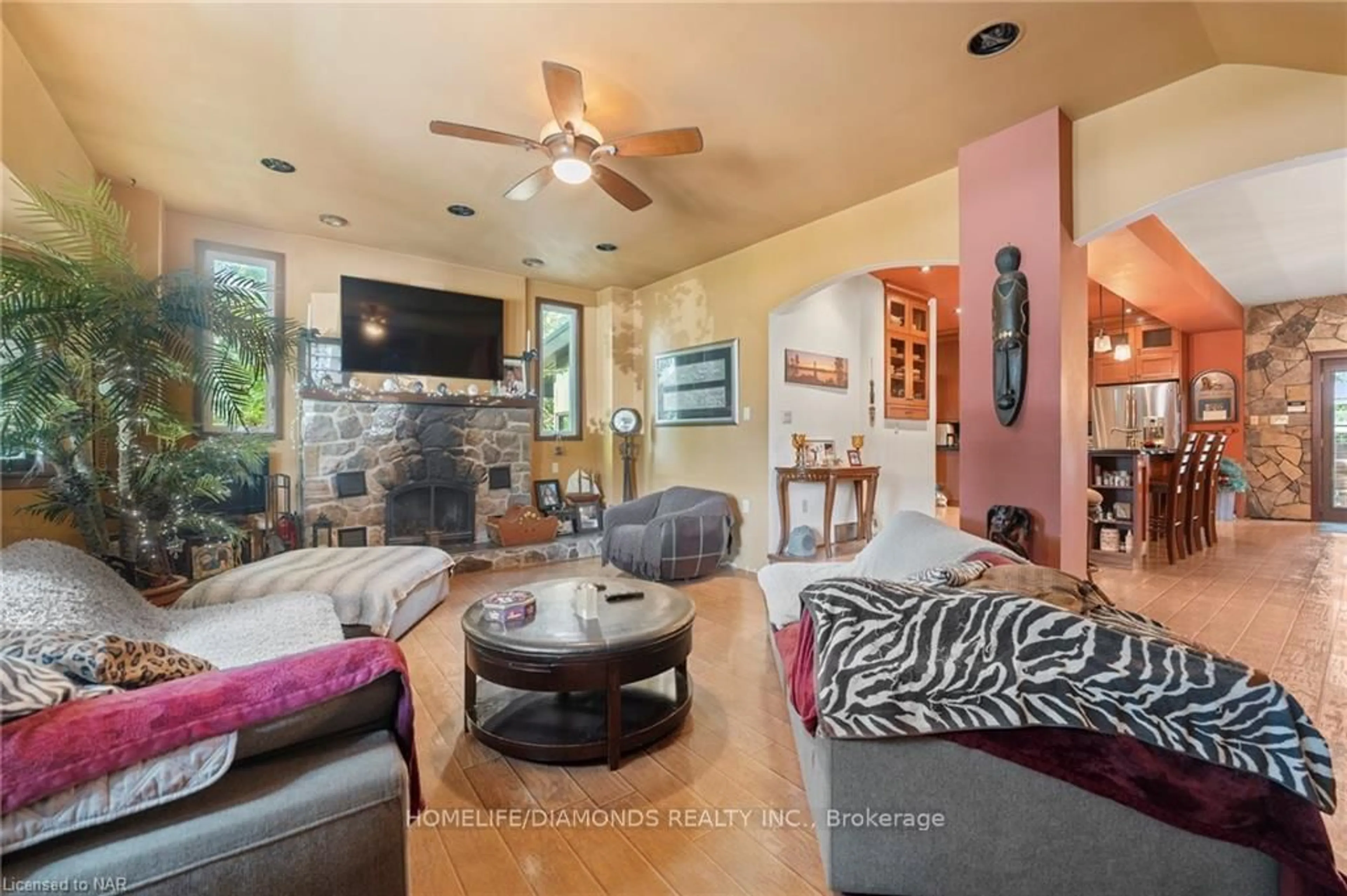 Living room with furniture, unknown for 164 THOROLD Rd, Welland Ontario L3C 3V6