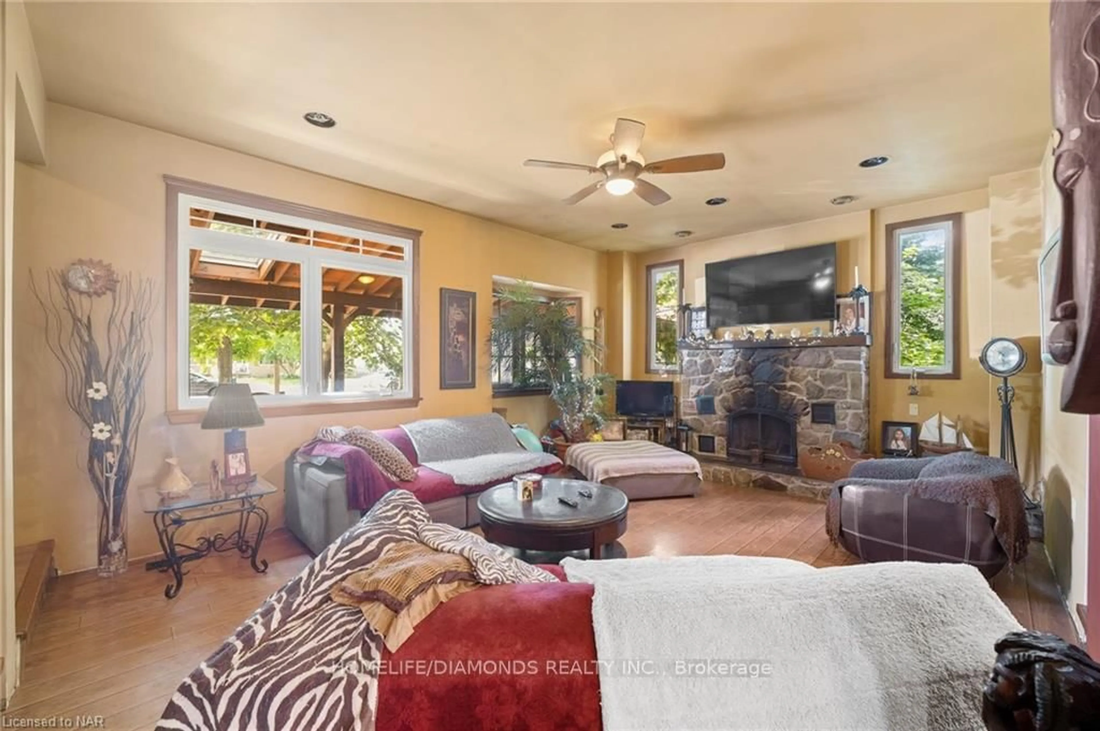 Living room with furniture, unknown for 164 THOROLD Rd, Welland Ontario L3C 3V6