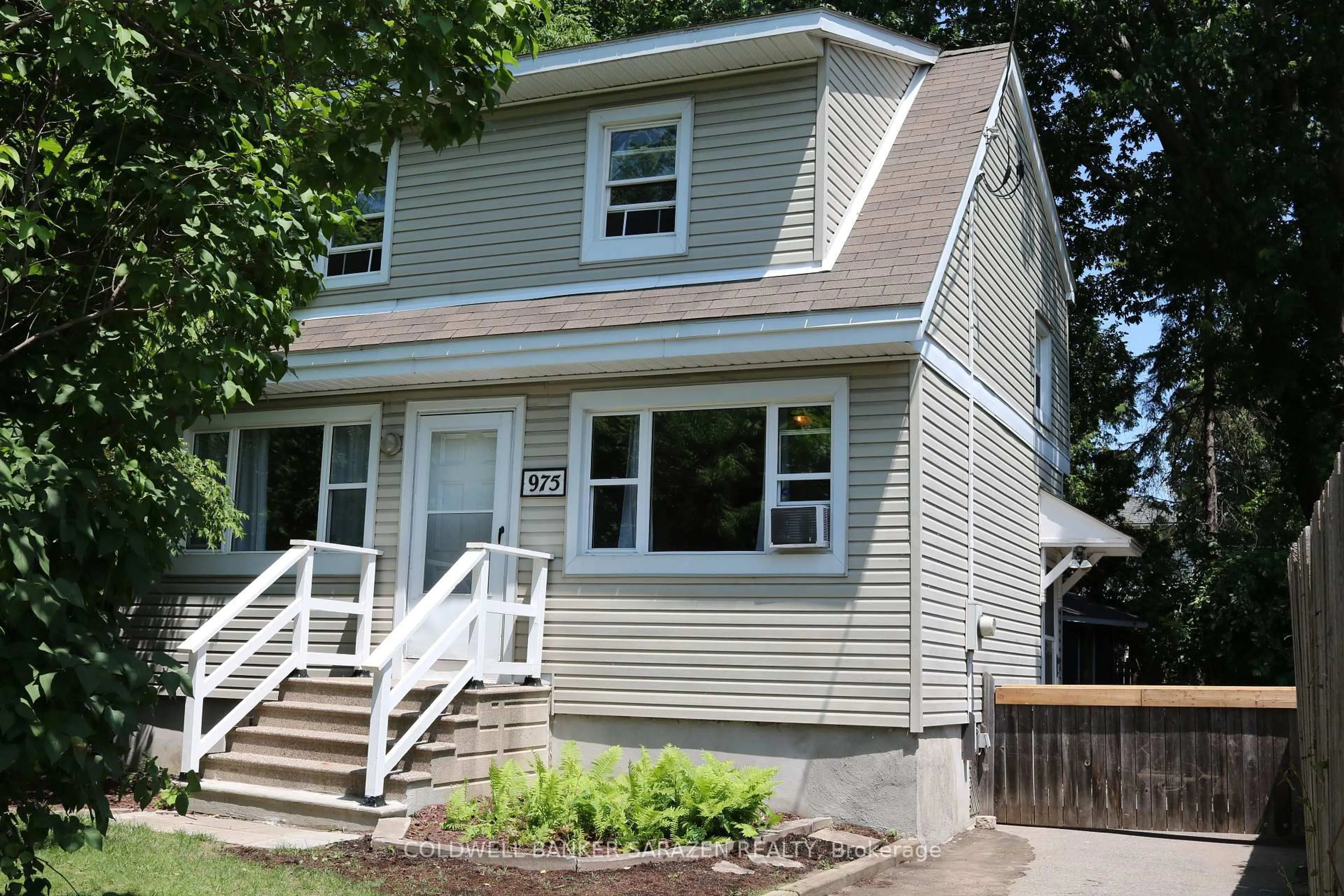 Home with vinyl exterior material, street for 975 Silver St, Ottawa Ontario K1Z 6H4