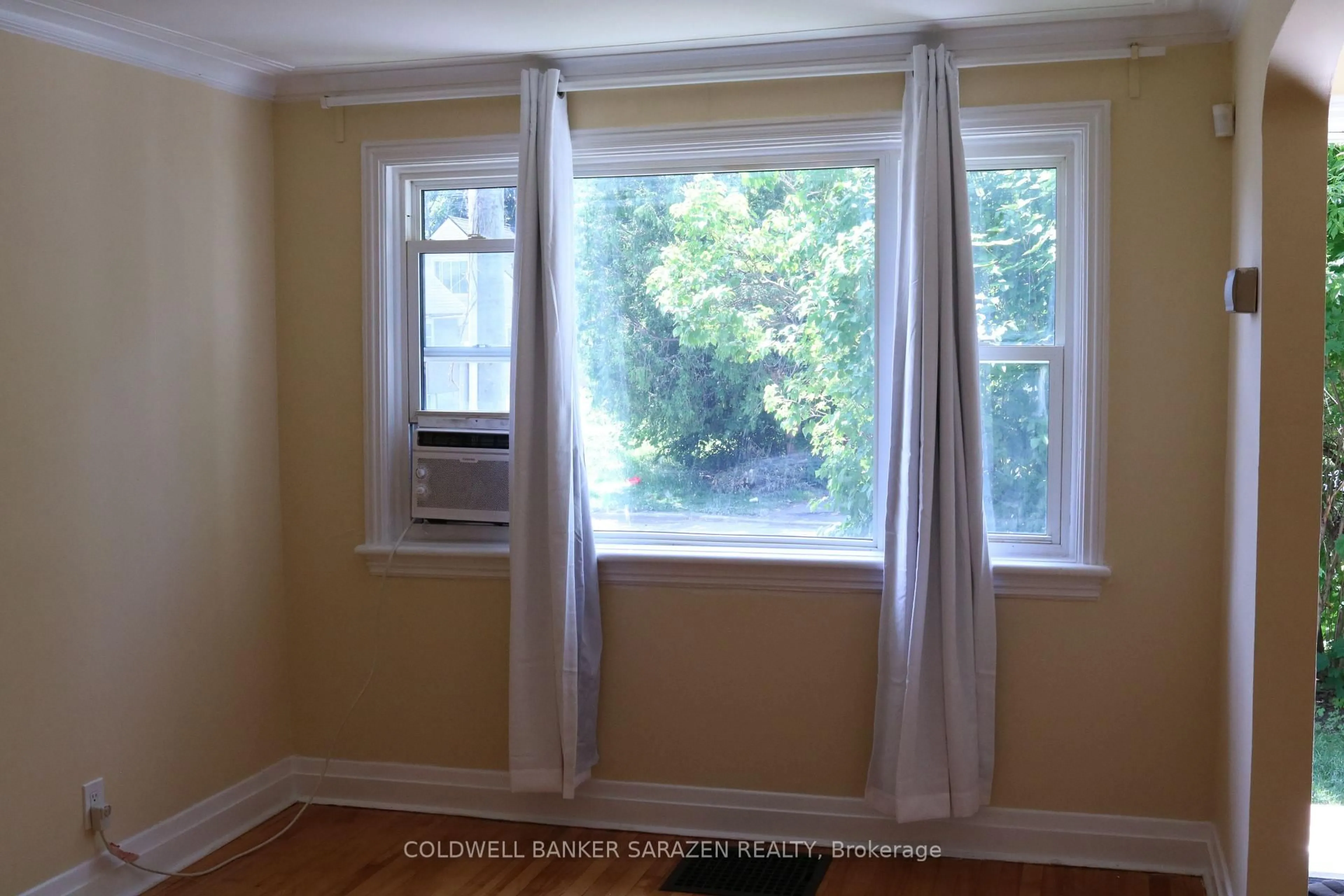 A pic of a room for 975 Silver St, Ottawa Ontario K1Z 6H4