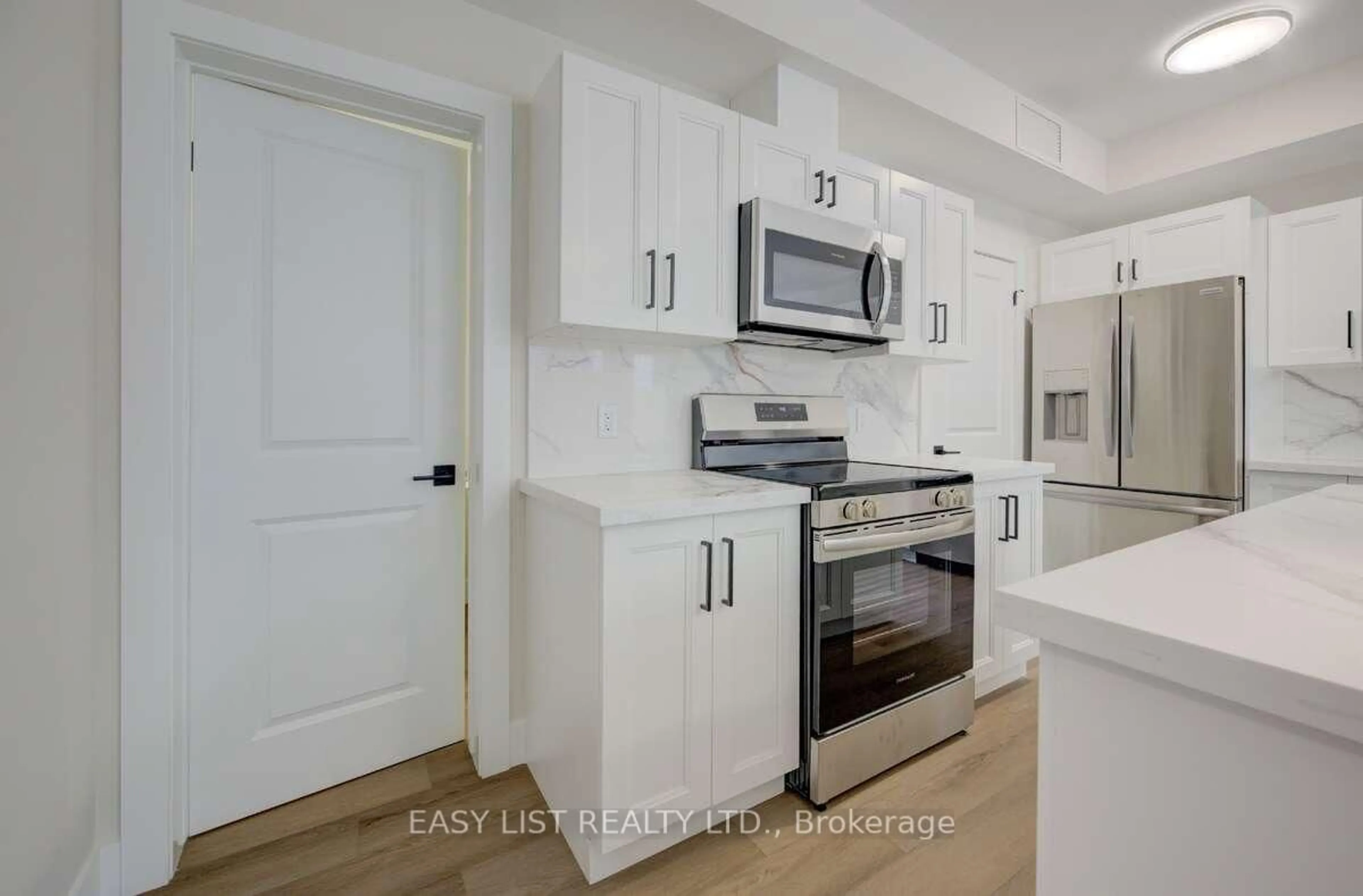 Standard kitchen, unknown for 17 Peter St #1, Kitchener Ontario N2G 3J5