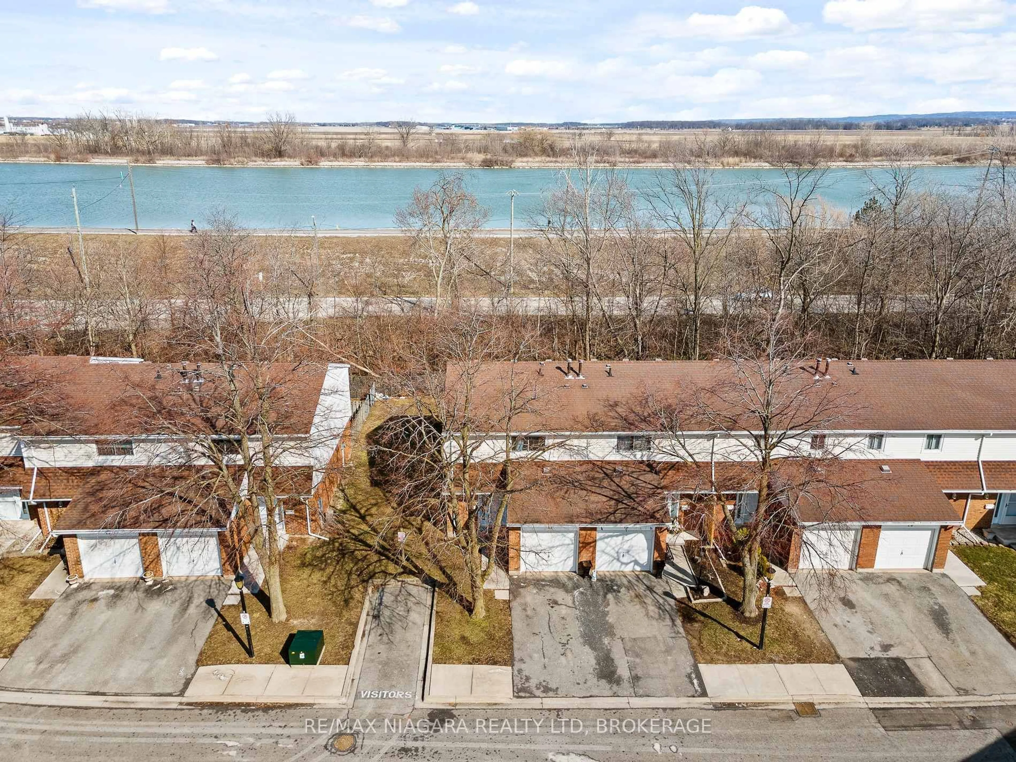 A pic from outside/outdoor area/front of a property/back of a property/a pic from drone, water/lake/river/ocean view for 286 Cushman Rd #17, St. Catharines Ontario L2M 6S8