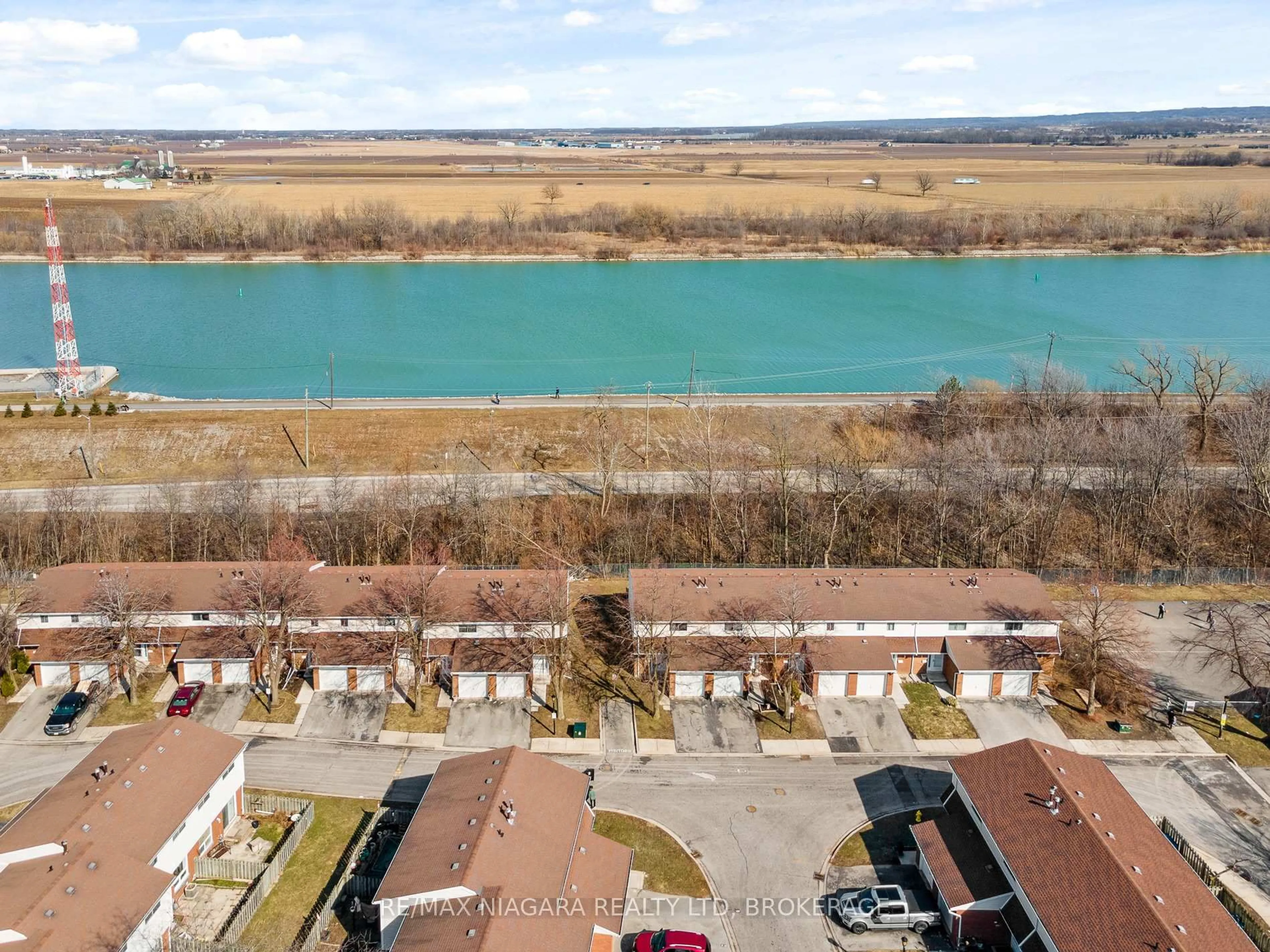 A pic from outside/outdoor area/front of a property/back of a property/a pic from drone, water/lake/river/ocean view for 286 Cushman Rd #17, St. Catharines Ontario L2M 6S8