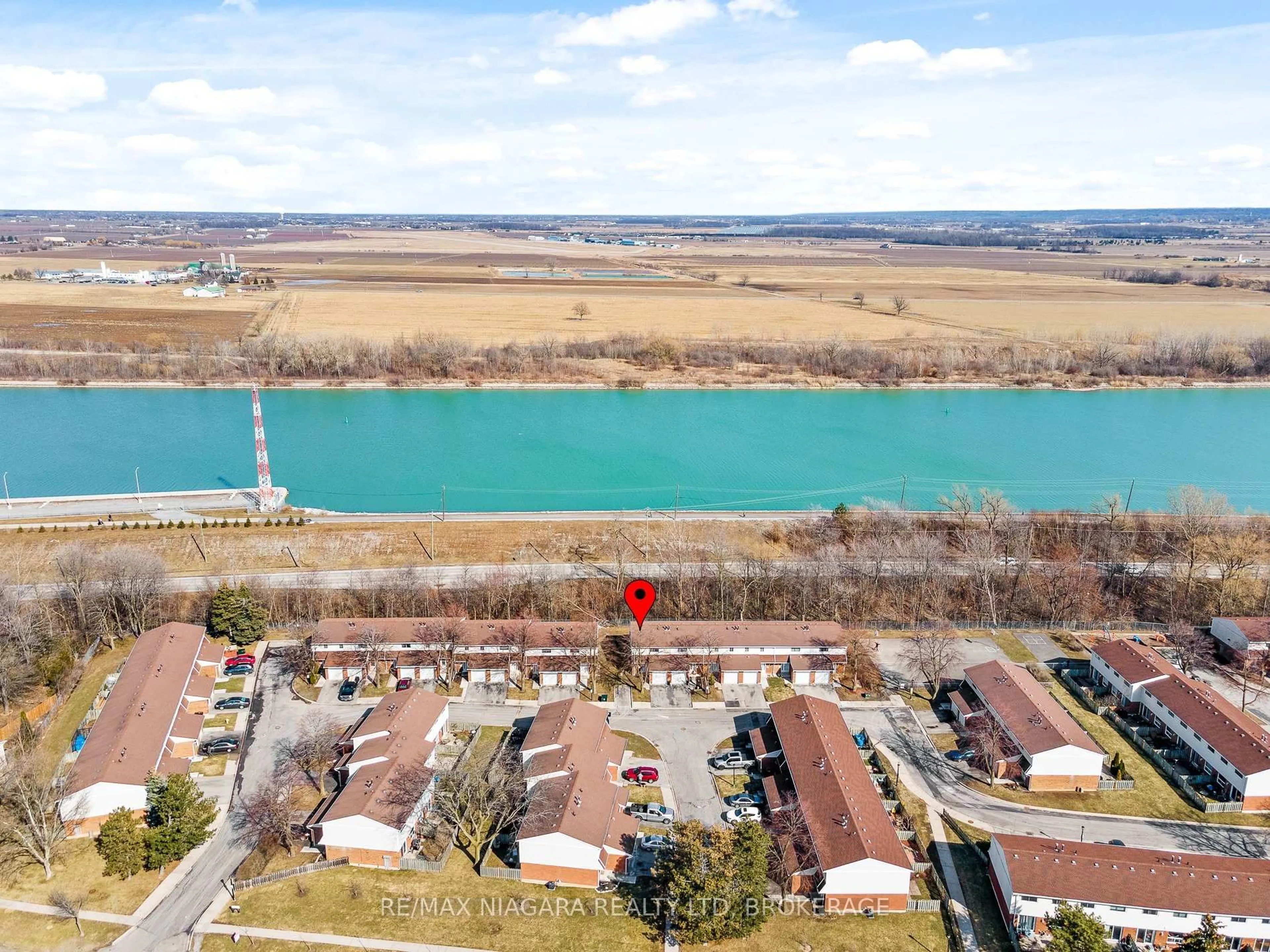 A pic from outside/outdoor area/front of a property/back of a property/a pic from drone, water/lake/river/ocean view for 286 Cushman Rd #17, St. Catharines Ontario L2M 6S8