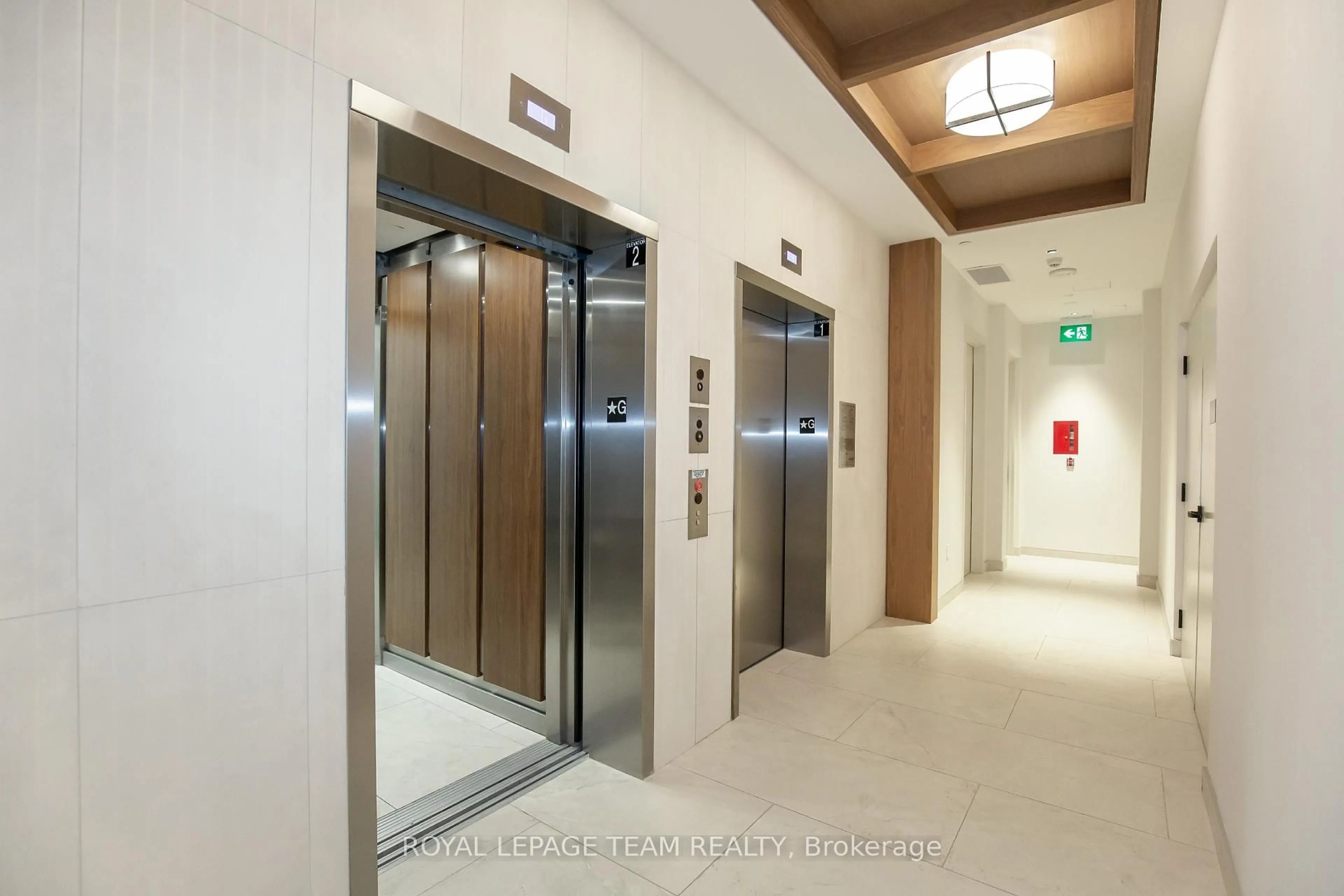 Indoor foyer for 560 Rideau St #501, Ottawa Ontario K1N 0G3