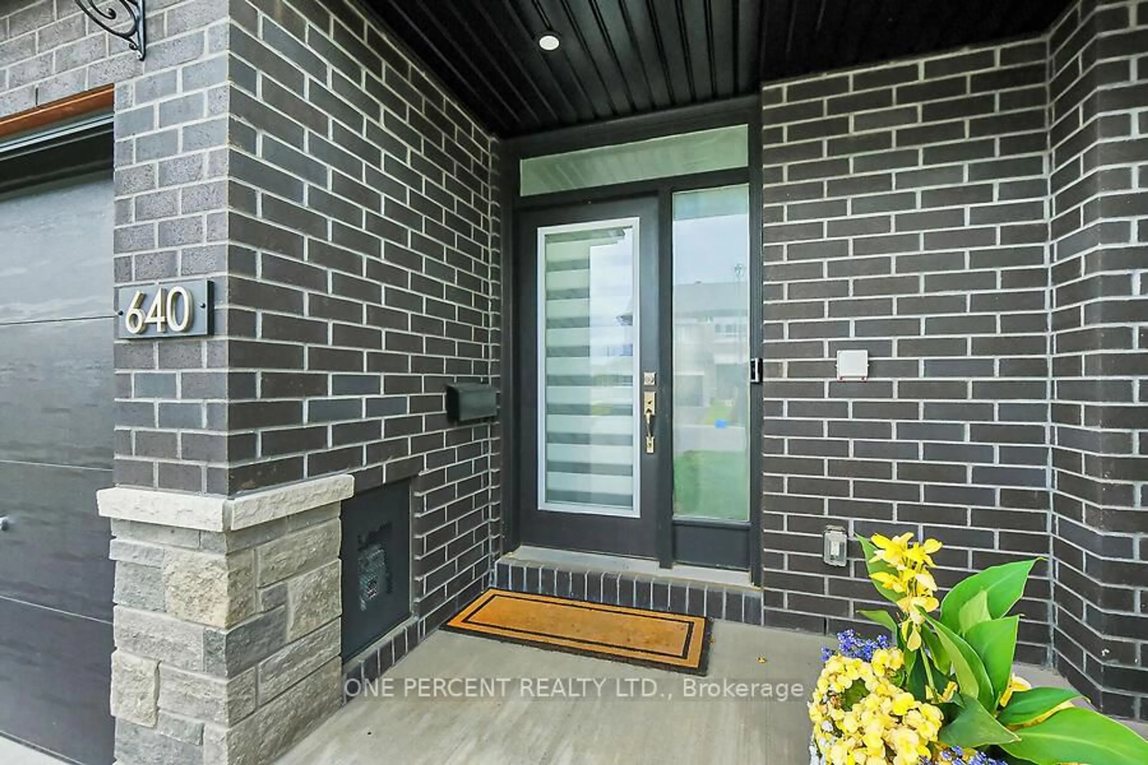 Indoor entryway for 640 Cordelette Circ, Ottawa Ontario K1W 0P2